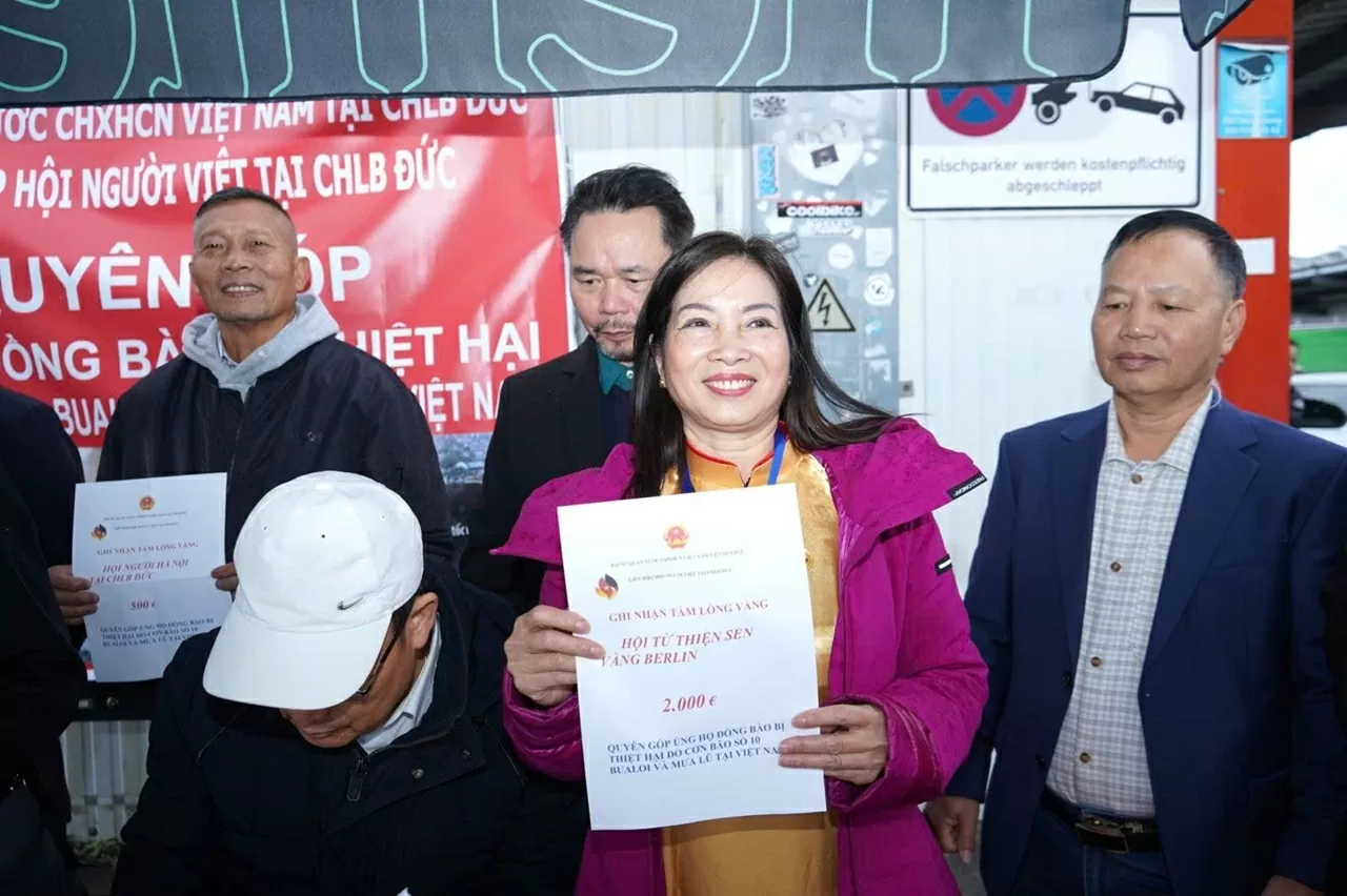 Vietnamese Embassy and Vietnamese community in Germany send 3.7 billion VND to support flood-affected compatriots