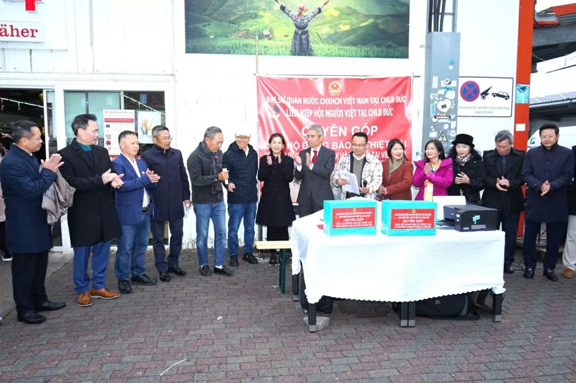 Vietnamese Embassy and Vietnamese community in Germany send 3.7 billion VND to support flood-affected compatriots
