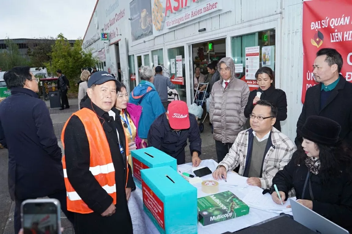 Vietnamese Embassy and Vietnamese community in Germany send 3.7 billion VND to support flood-affected compatriots