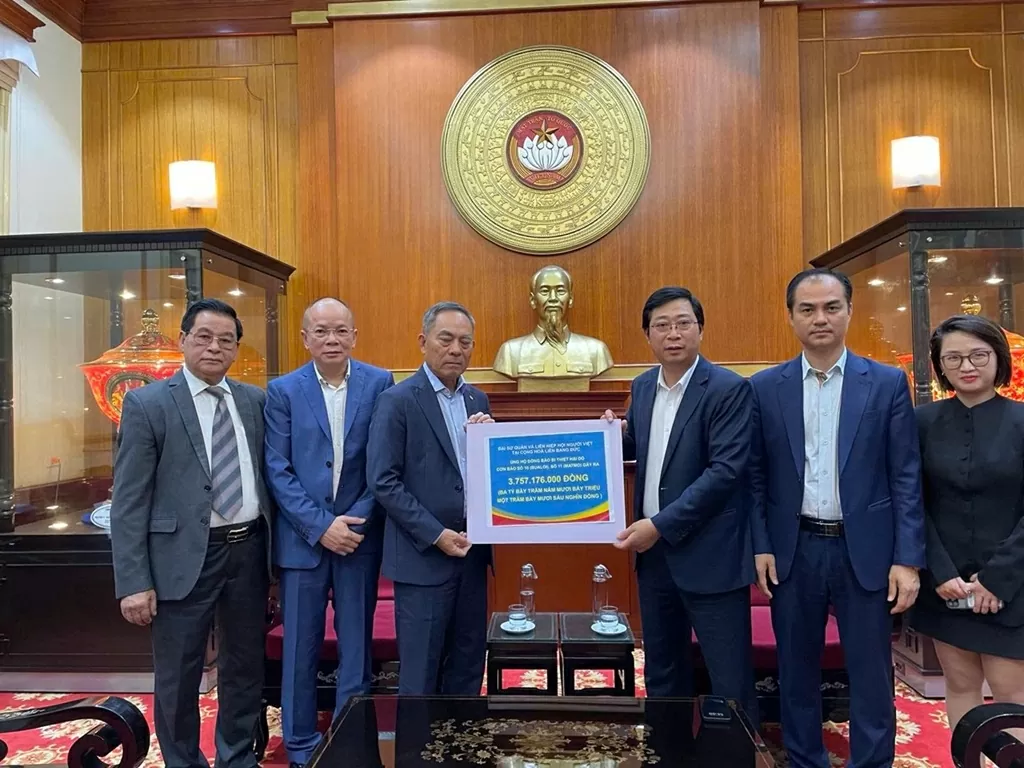 Vietnamese Embassy and Vietnamese community in Germany send 3.7 billion VND to support flood-affected compatriots