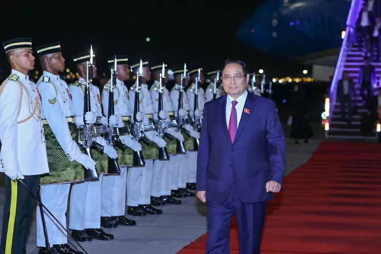 Prime Minister Pham Minh Chinh arrives in Kuala Lumpur to attend the 47th ASEAN Summit