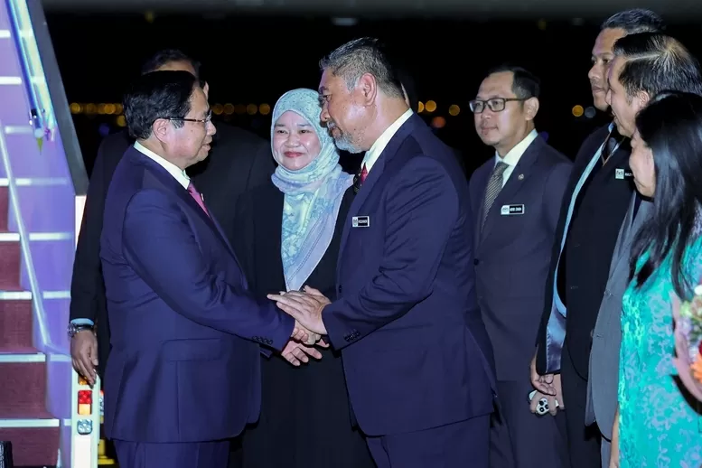 Prime Minister Pham Minh Chinh arrives in Kuala Lumpur to attend the 47th ASEAN Summit