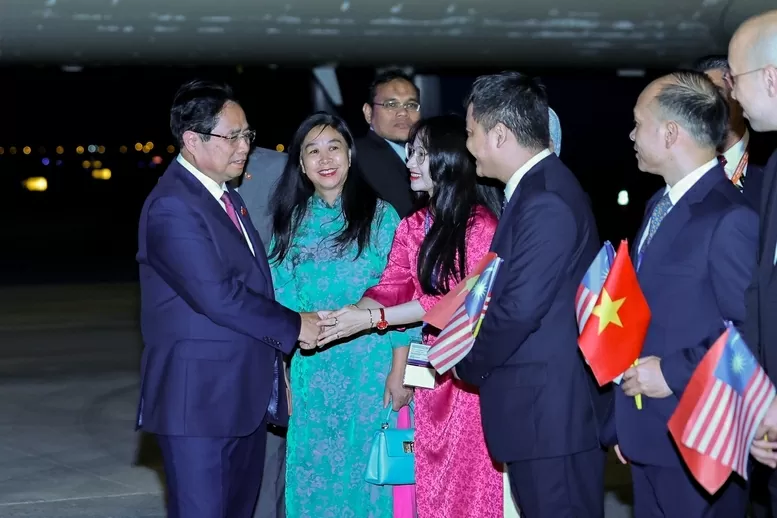 Prime Minister Pham Minh Chinh arrives in Kuala Lumpur to attend the 47th ASEAN Summit