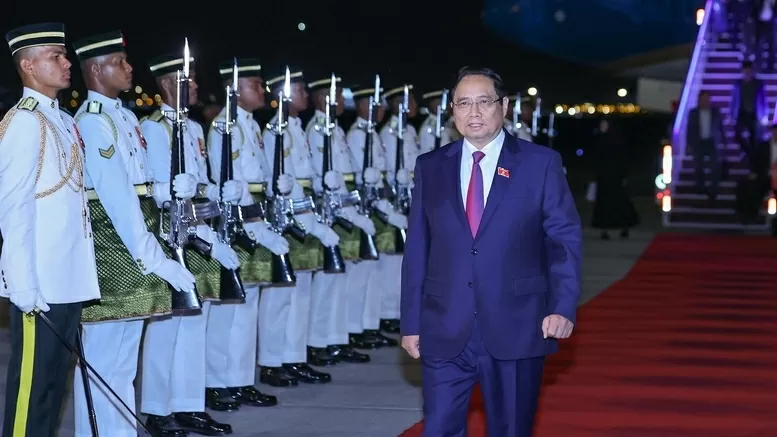 Prime Minister Pham Minh Chinh arrives in Kuala Lumpur to attend the 47th ASEAN Summit