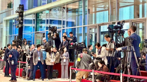 MOFA units ensure dedicated support for the international press during the signing of the Hanoi Convention