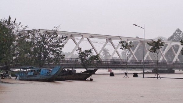 TP. Huế: Mưa lớn kéo dài, lũ sông Hương vượt báo động 3, một số tuyến đường trung tâm ngập nước