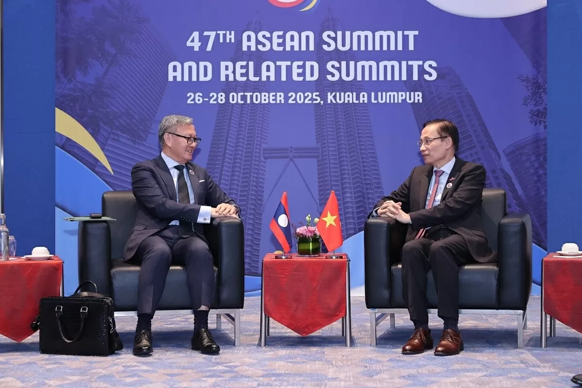 Foreign Minister Le Hoai Trung meets with Lao Foreign Minister Thongsavanh Phomvihane in Kuala Lumpur