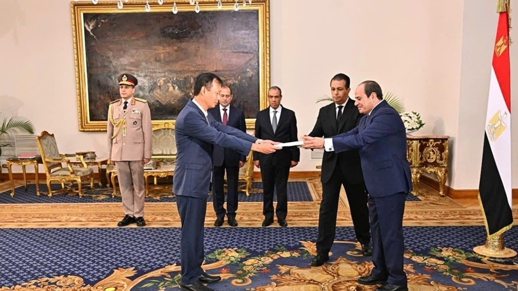 Ambassador Nguyen Nam Duong presents credentials to Egyptian President