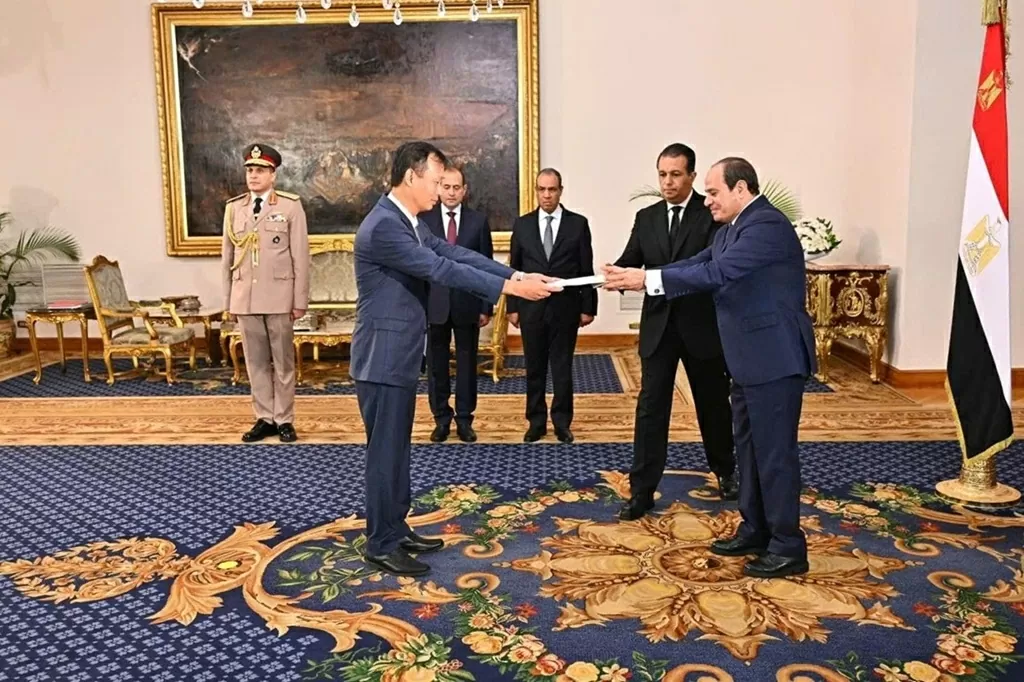 Ambassador Nguyen Nam Duong presents credentials to Egyptian President
