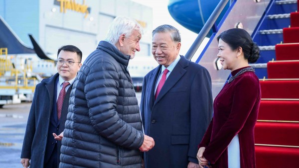 General Secretary To Lam and spouse arrive in London, beginning official visit to the UK