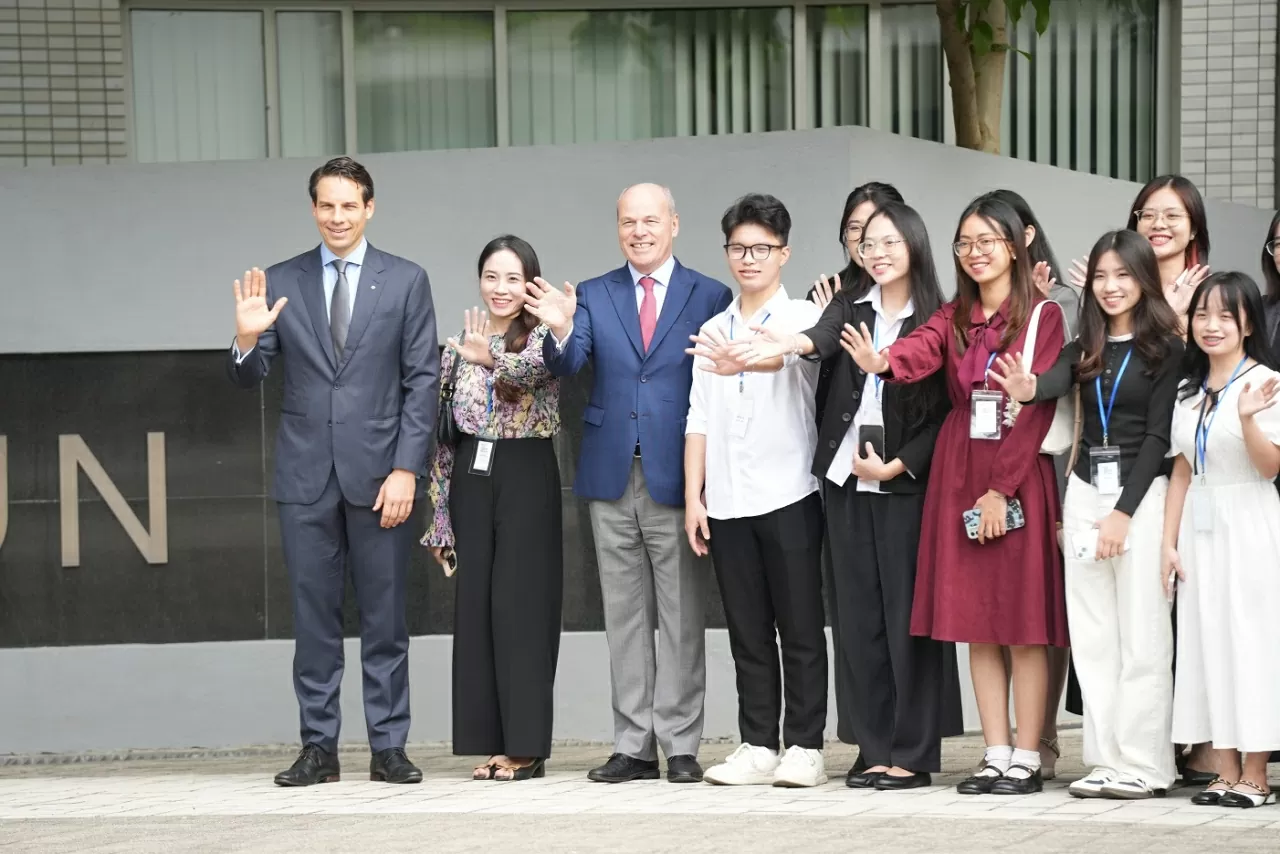 Canadian Ambassador's 3 messages for cyber safety of Vietnamese youth Canadian Ambassador's 3 messages for cyber safety of Vietnamese youth