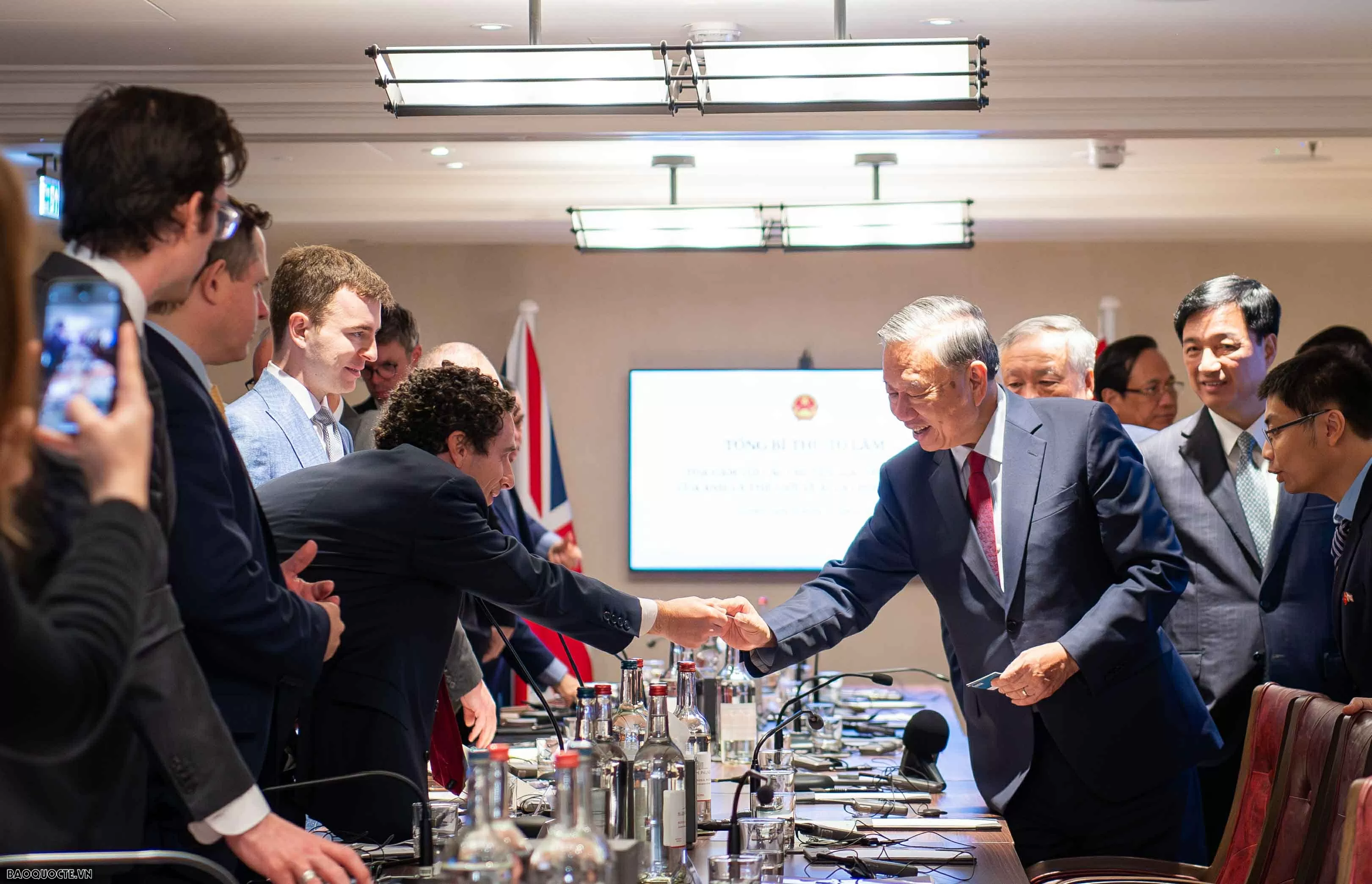 Vietnam ready to embrace and implement new ideas related to AI: General Secretary To Lam