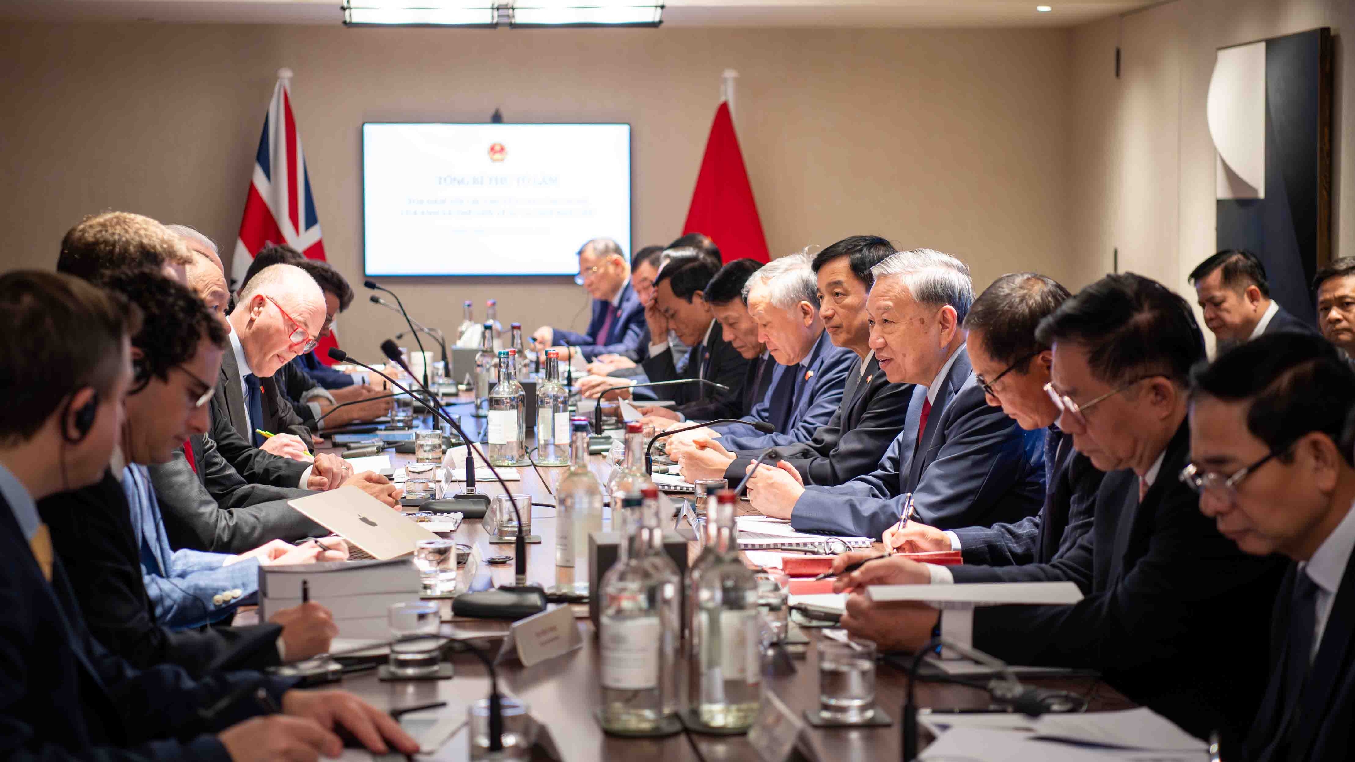 Vietnam ready to embrace and implement new ideas related to AI: General Secretary To Lam