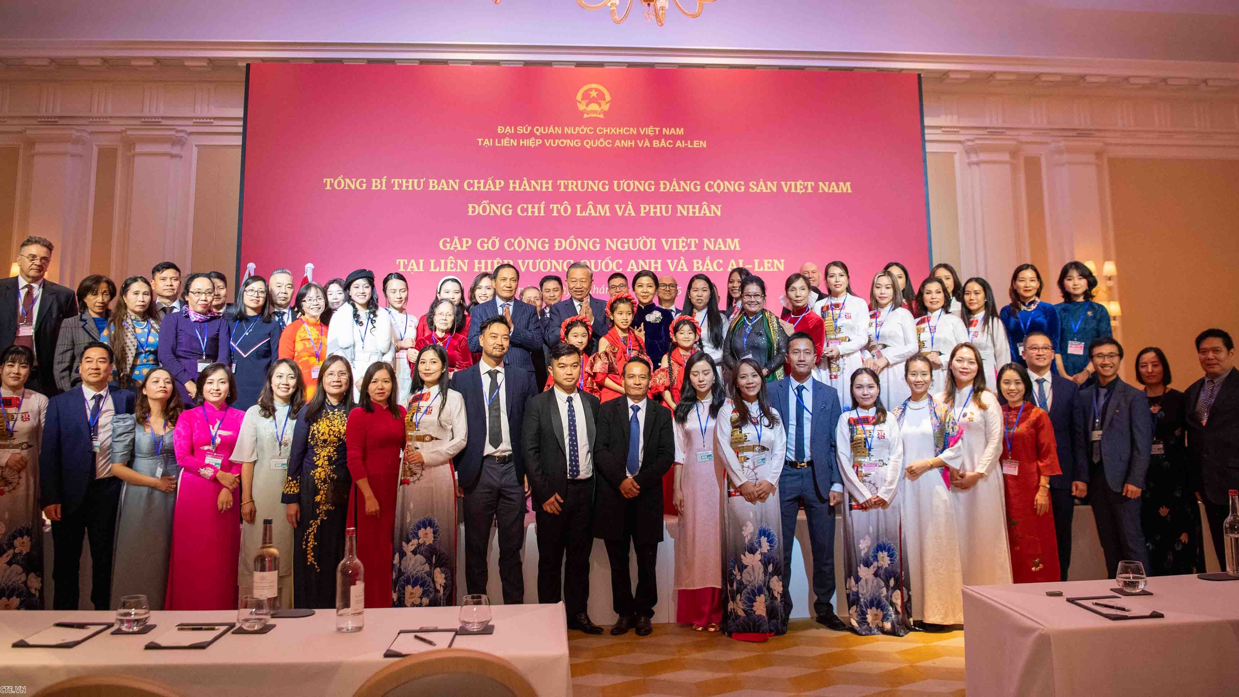 General Secretary To Lam meets Embassy staff and Vietnamese community in the United Kingdom