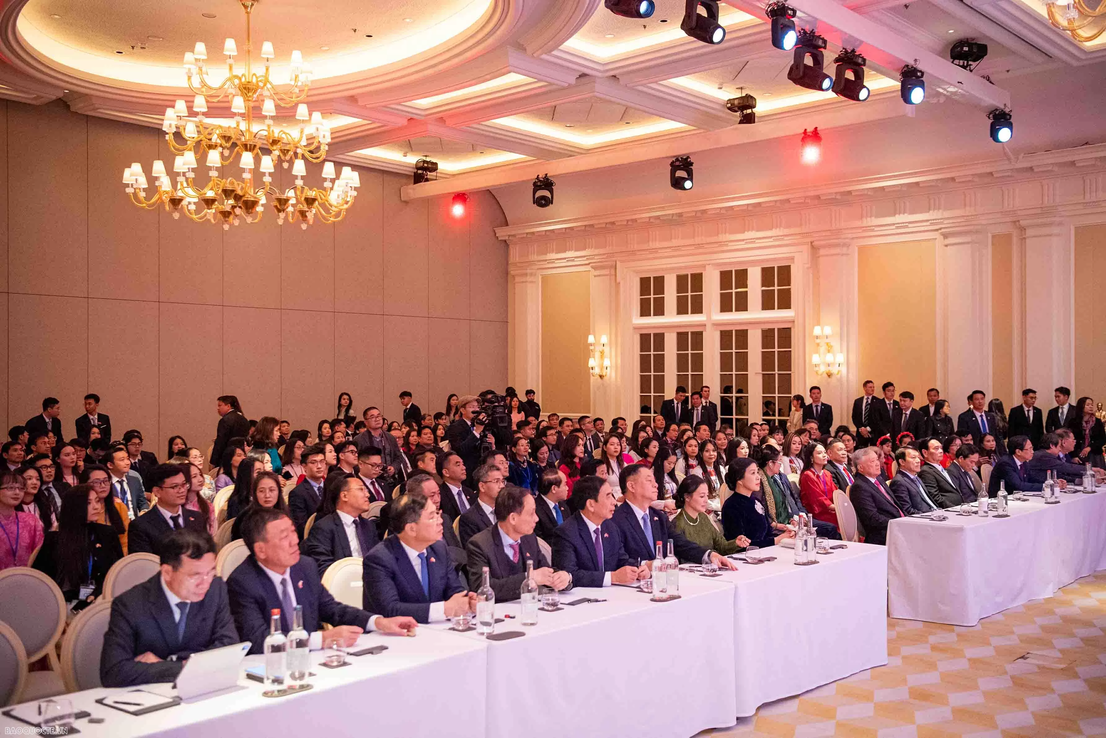 General Secretary To Lam meets Embassy staff and Vietnamese community in the United Kingdom