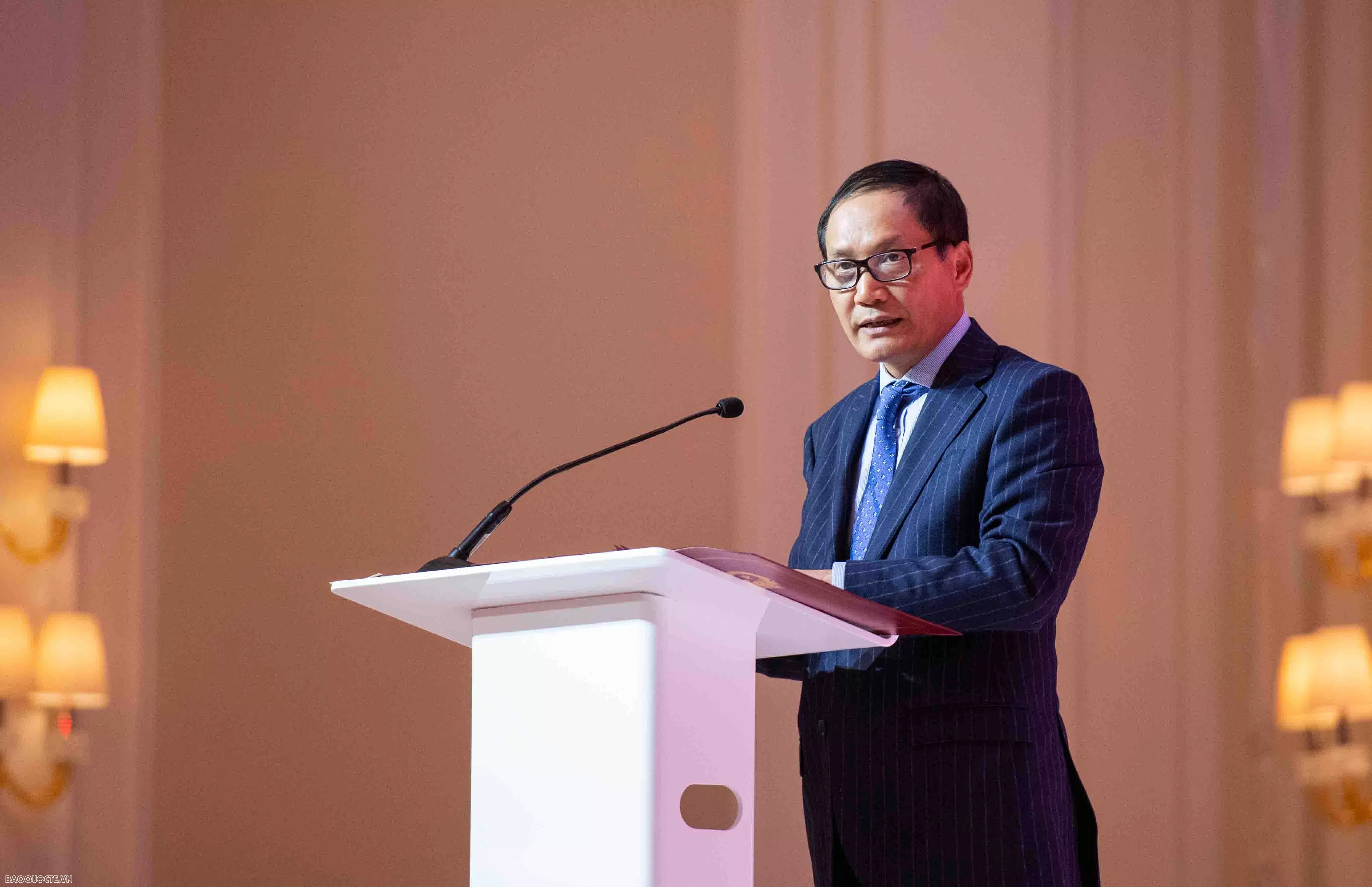 General Secretary To Lam meets Embassy staff and Vietnamese community in the United Kingdom