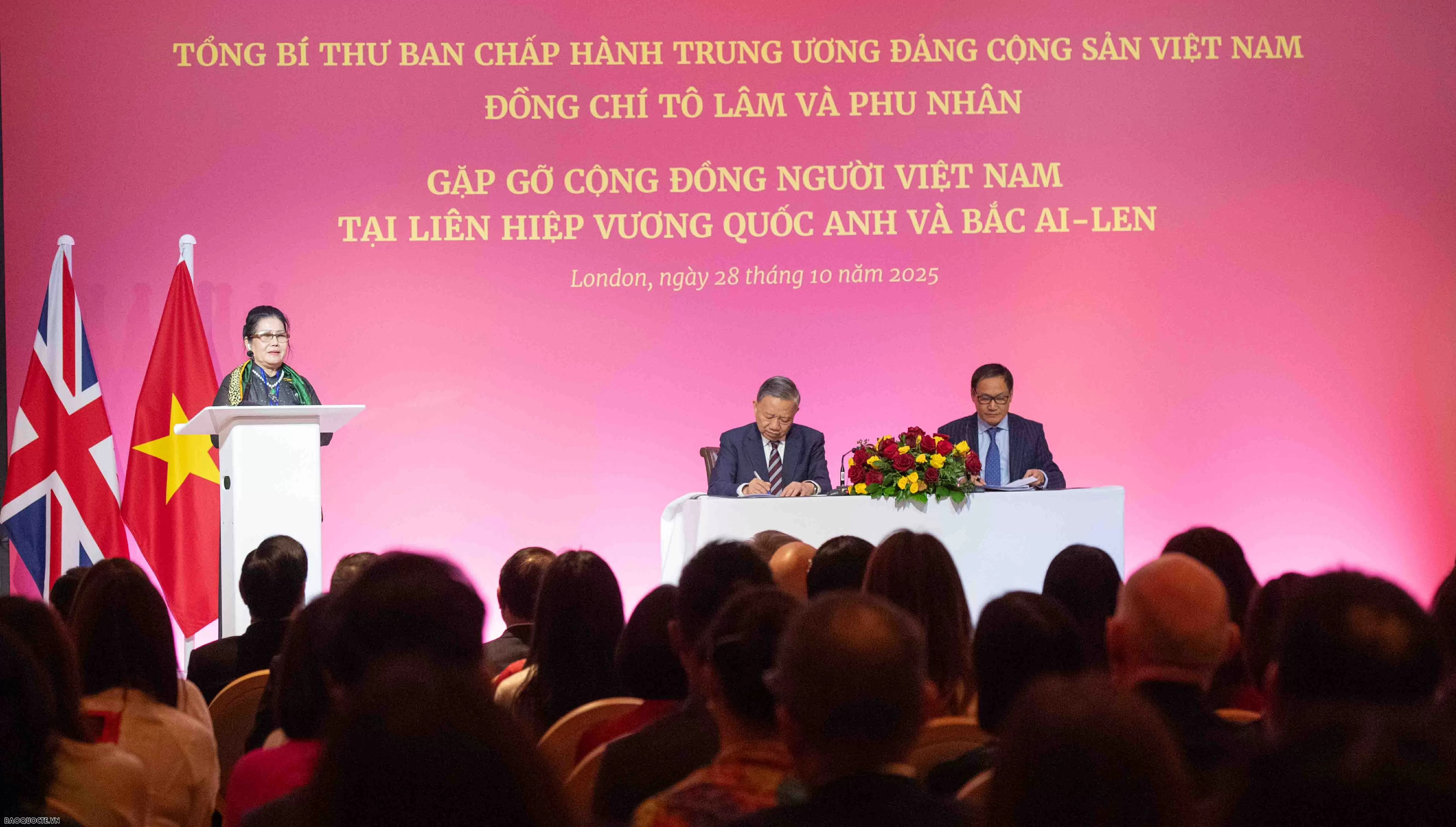 General Secretary To Lam meets Embassy staff and Vietnamese community in the United Kingdom