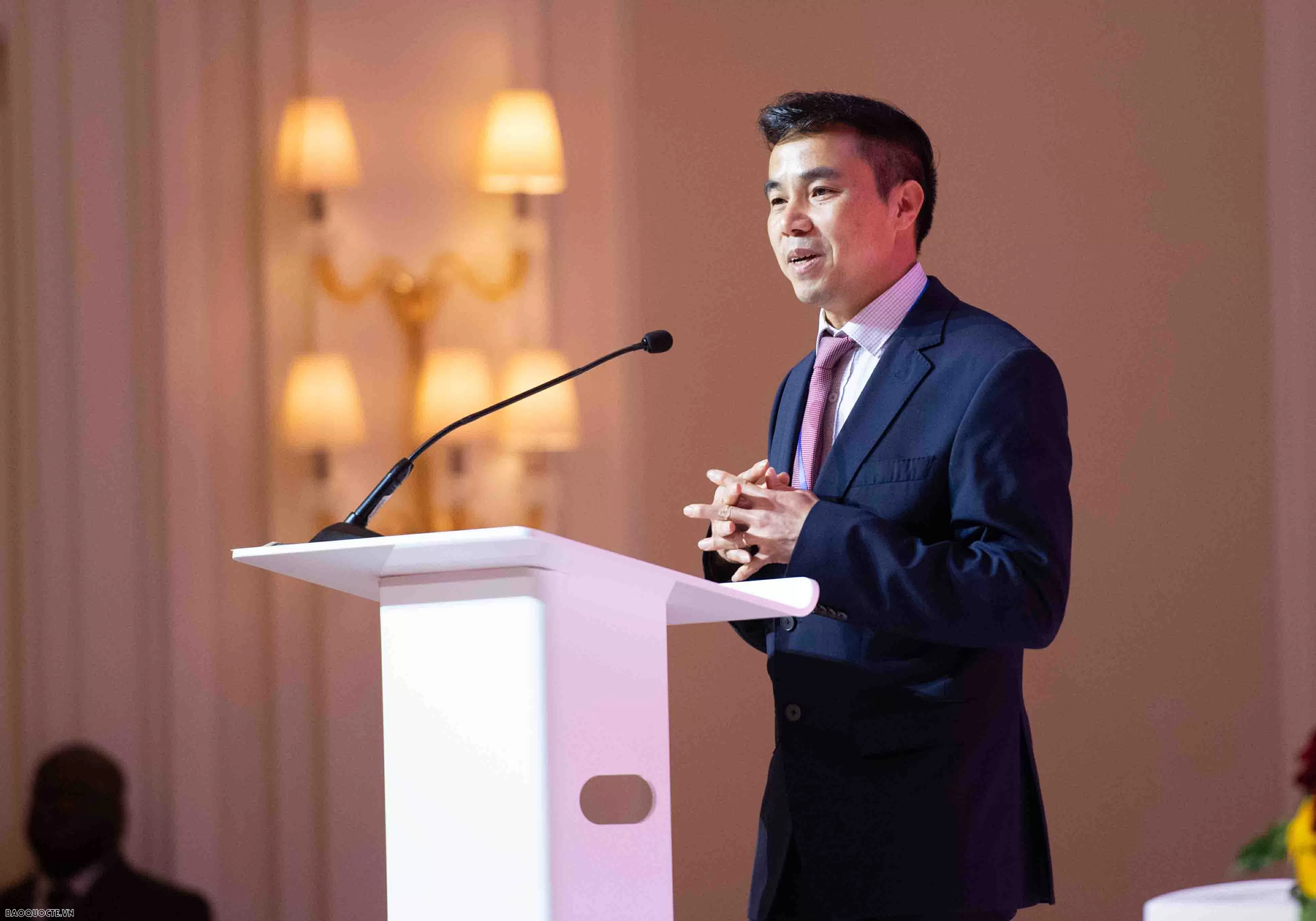 General Secretary To Lam meets Embassy staff and Vietnamese community in the United Kingdom