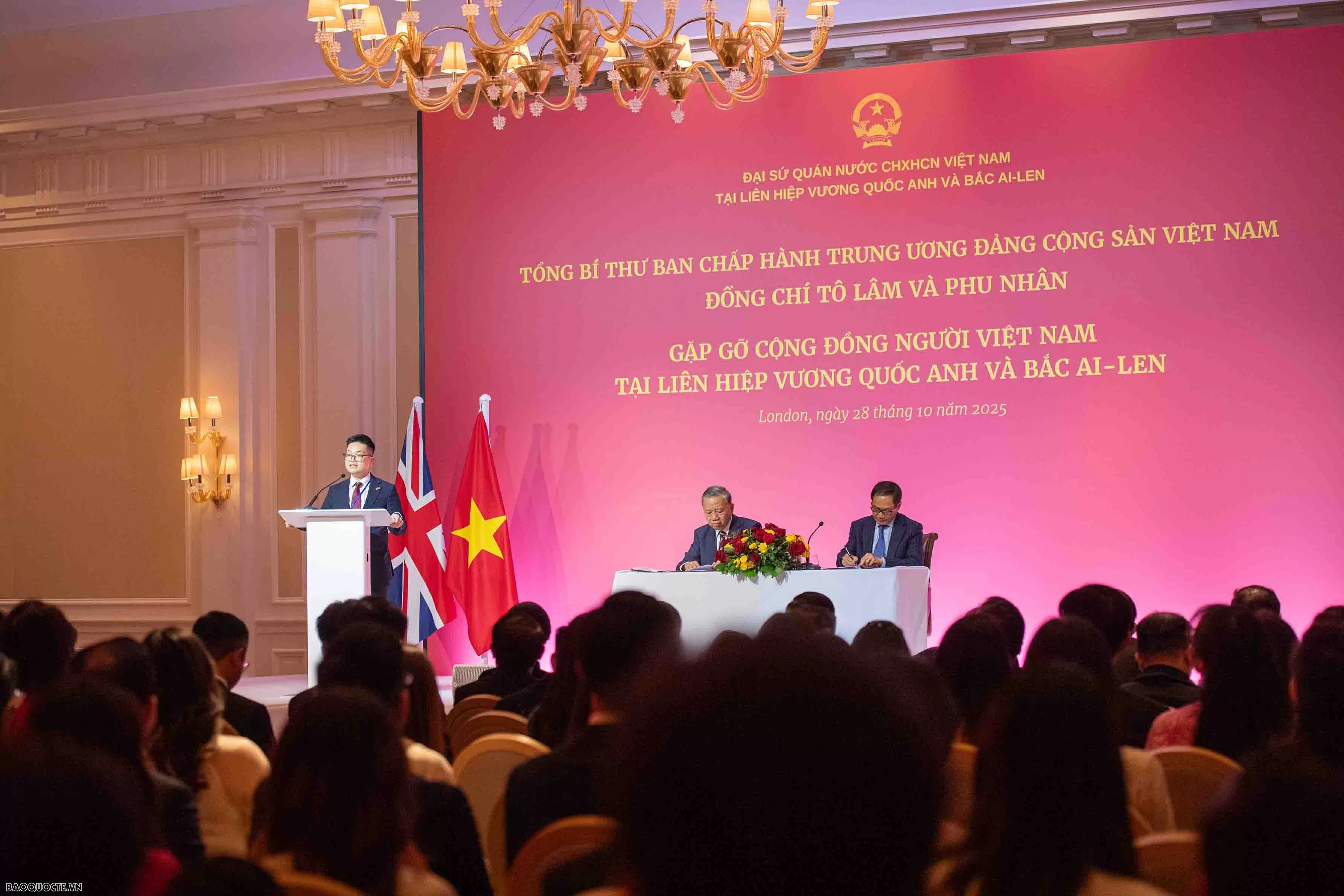 General Secretary To Lam meets Embassy staff and Vietnamese community in the United Kingdom