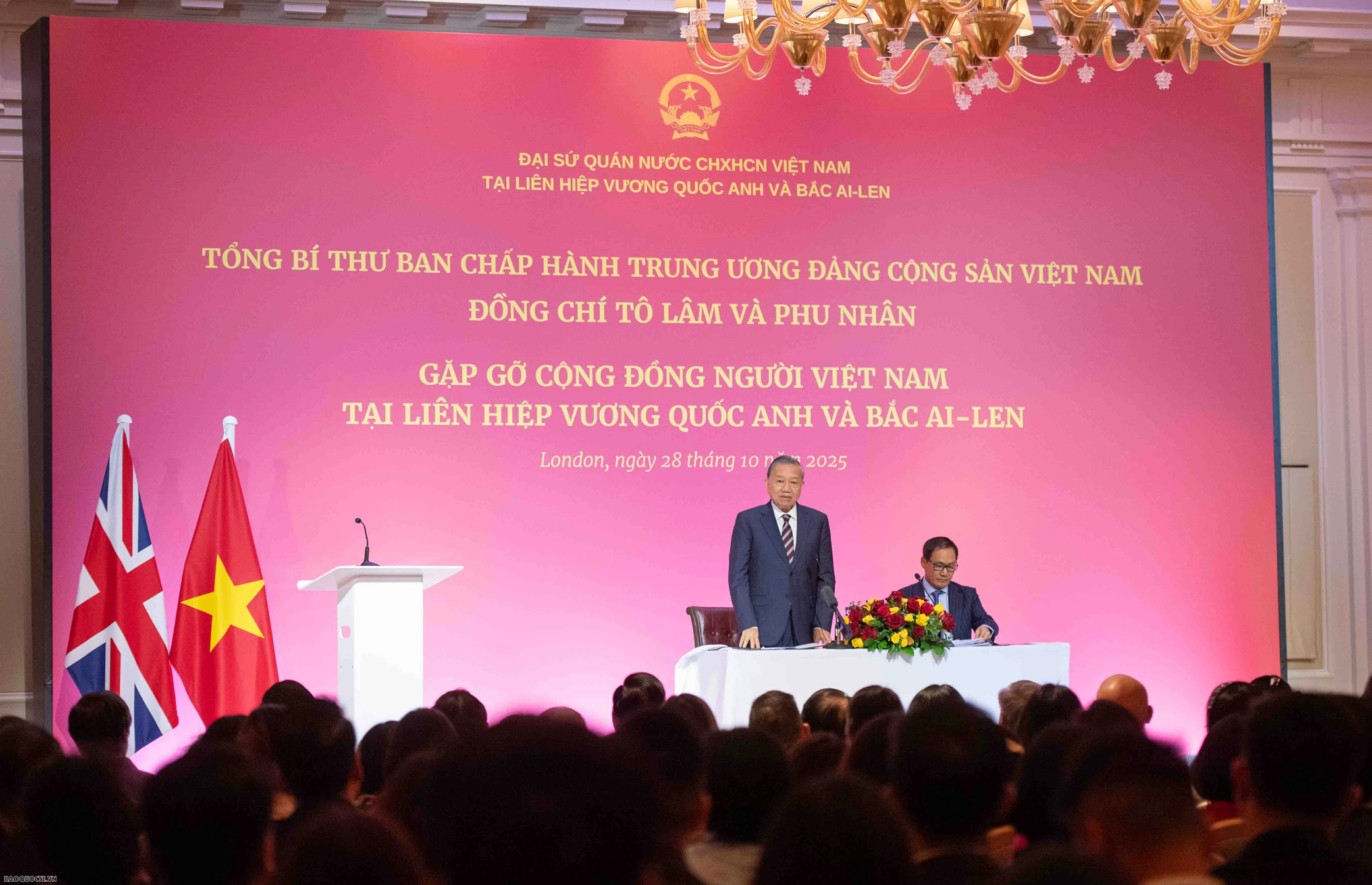 General Secretary To Lam meets Embassy staff and Vietnamese community in the United Kingdom