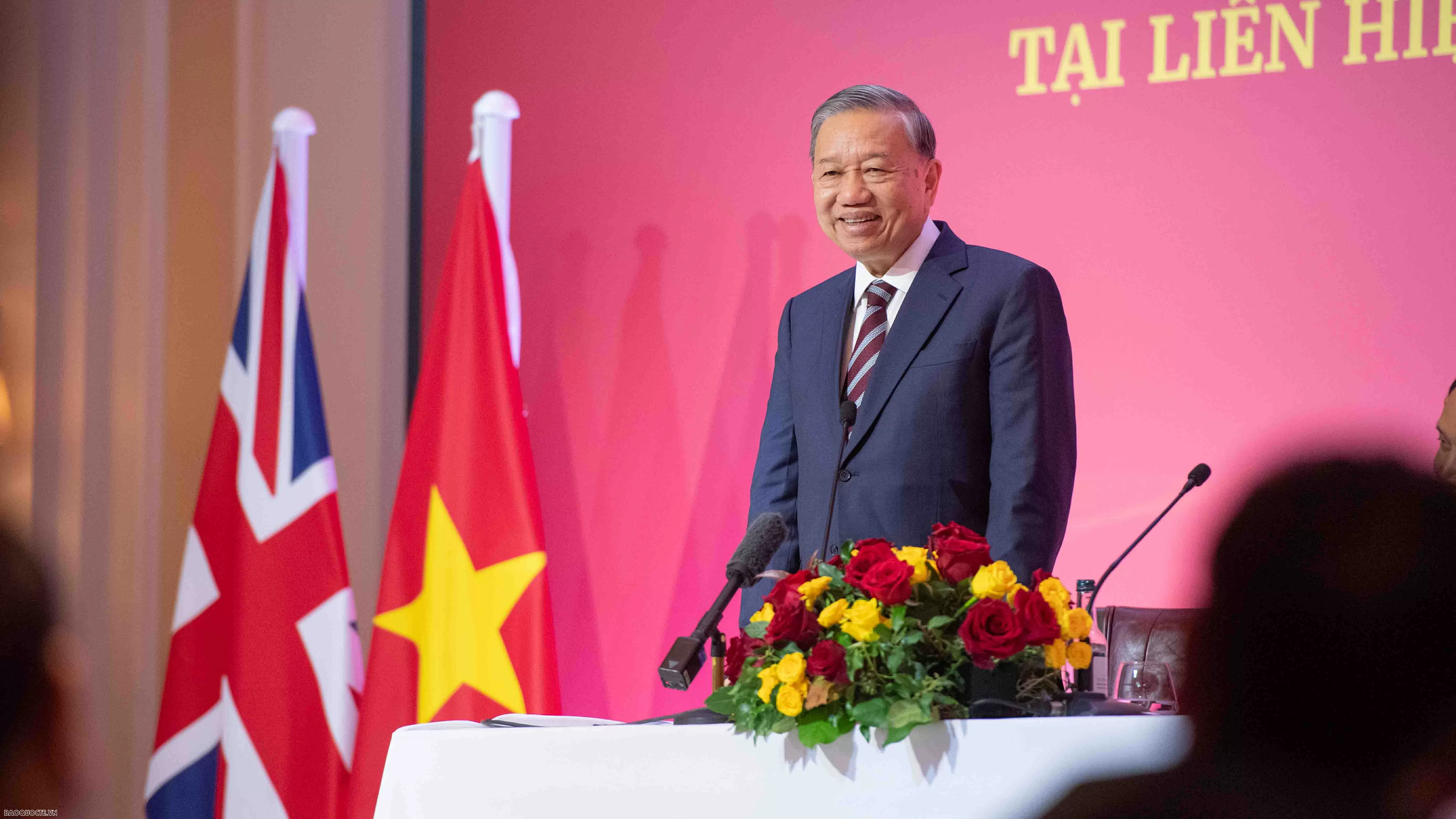 General Secretary To Lam meets Embassy staff and Vietnamese community in the United Kingdom