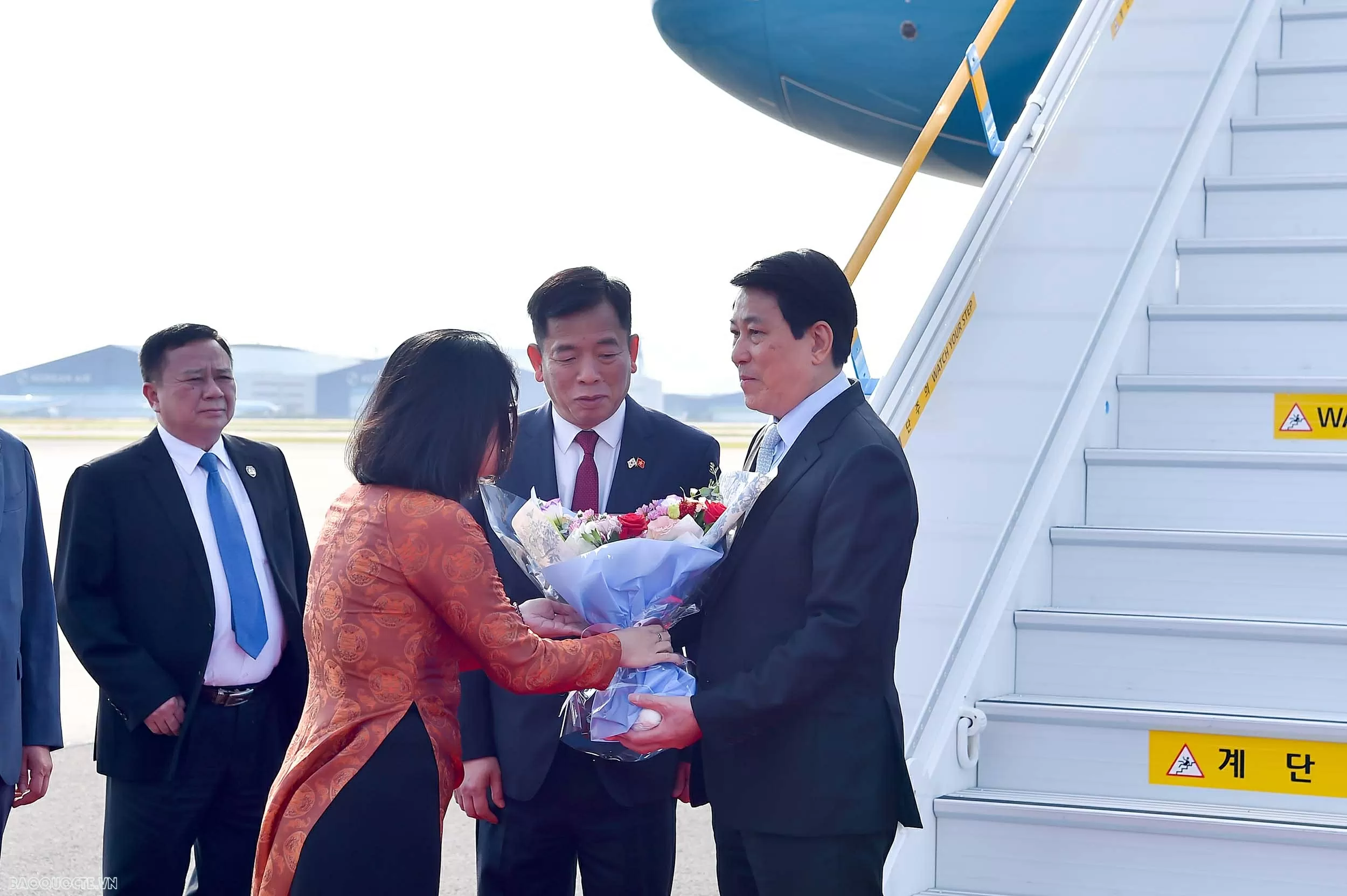 President Luong Cuong arrives in Busan to attend APEC Economic Leaders' Week in RoK
