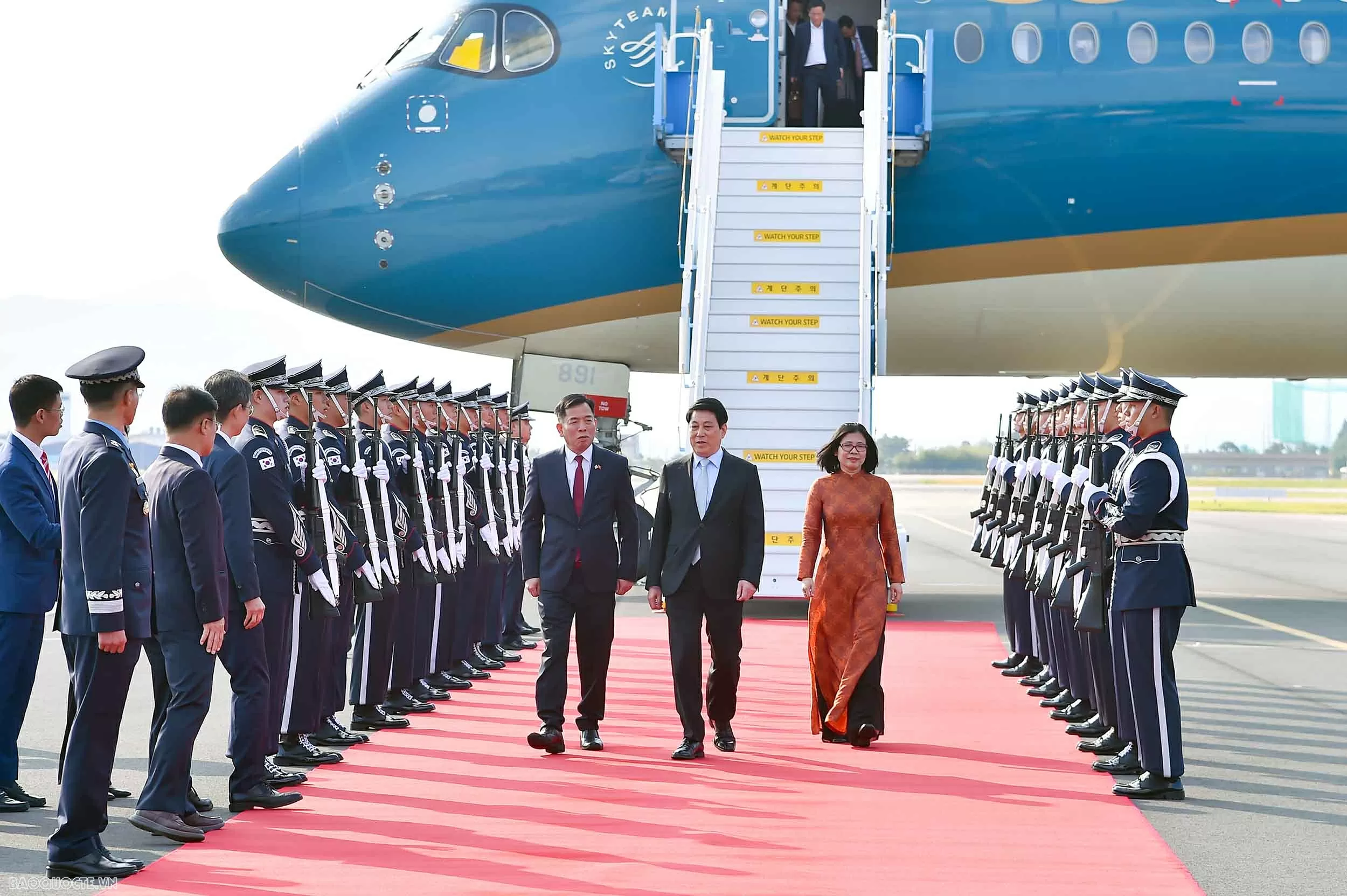 President Luong Cuong arrives in Busan to attend APEC Economic Leaders' Week in RoK