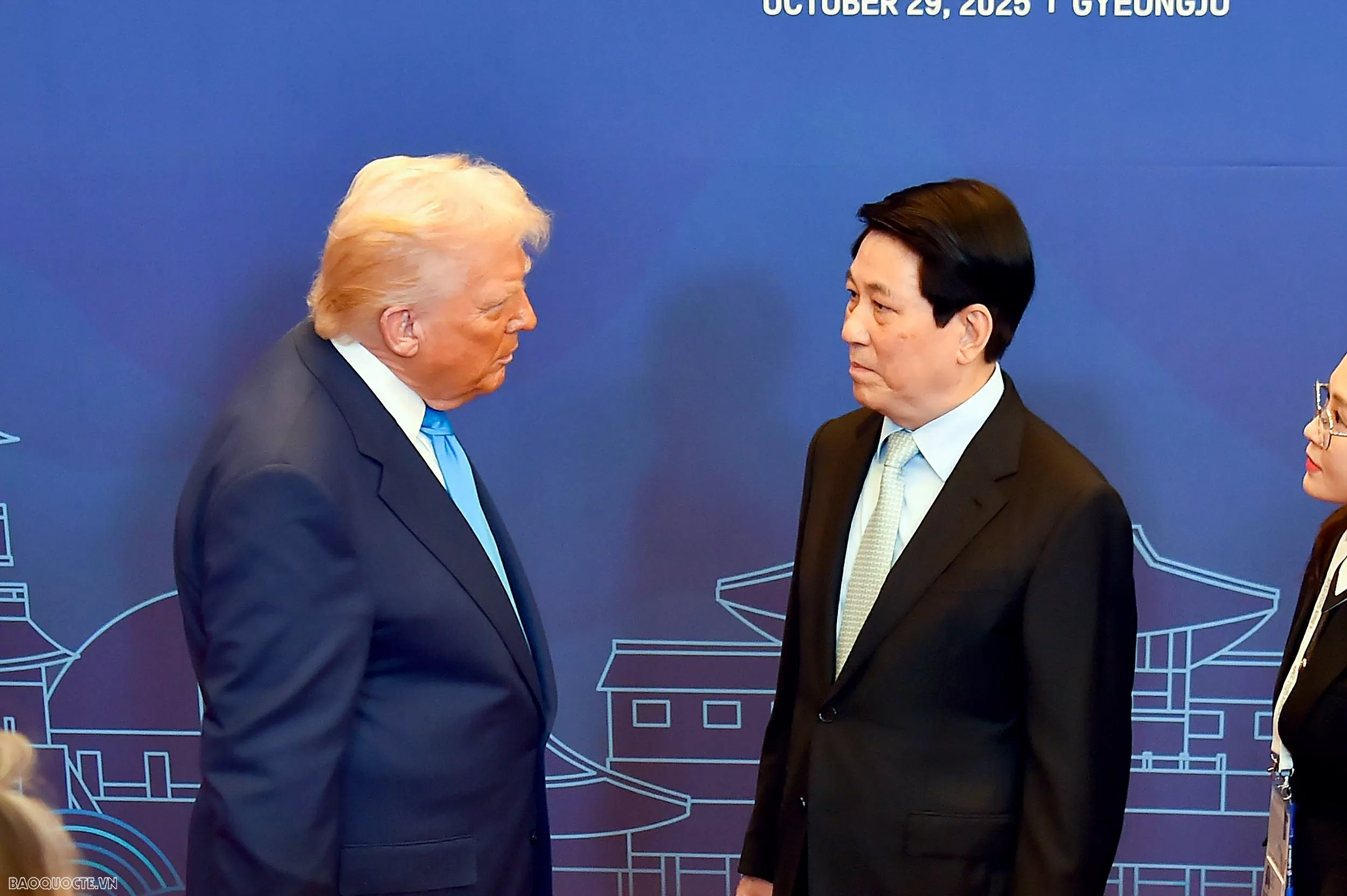President Luong Cuong meets with U.S. President Donald Trump and other APEC Leaders in the RoK