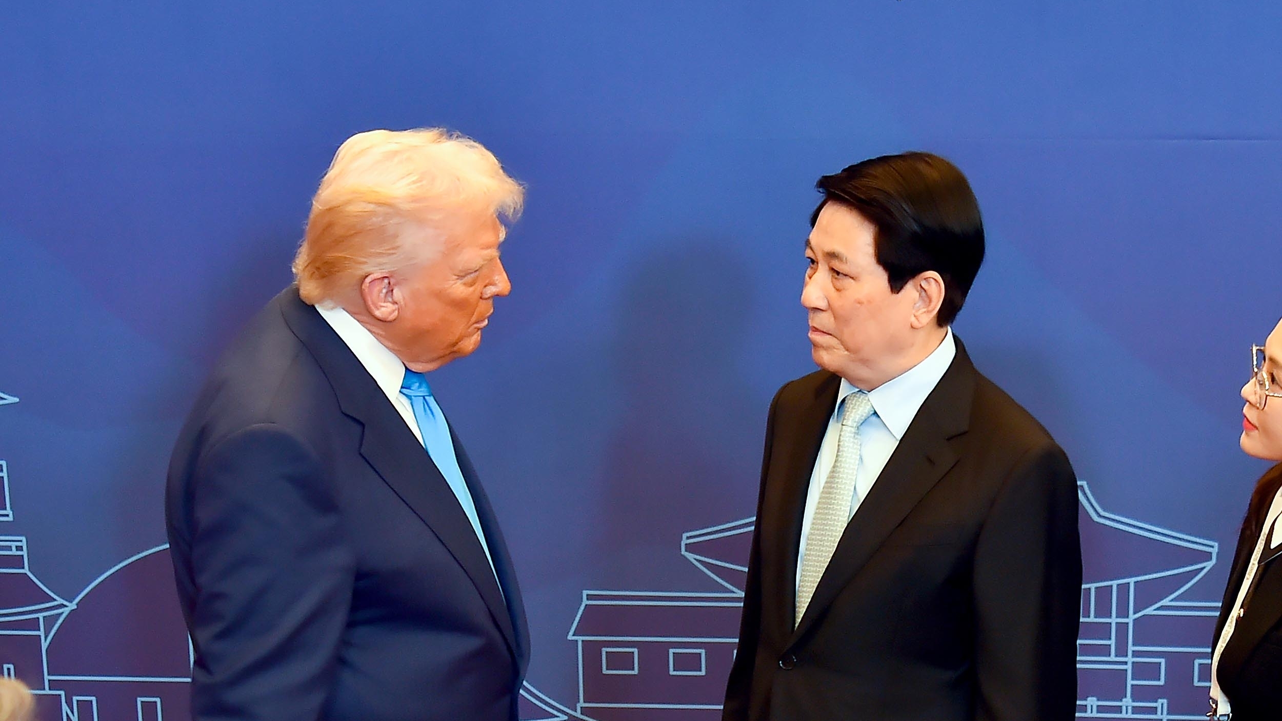 President Luong Cuong meets with U.S. President Donald Trump and other APEC Leaders in the RoK