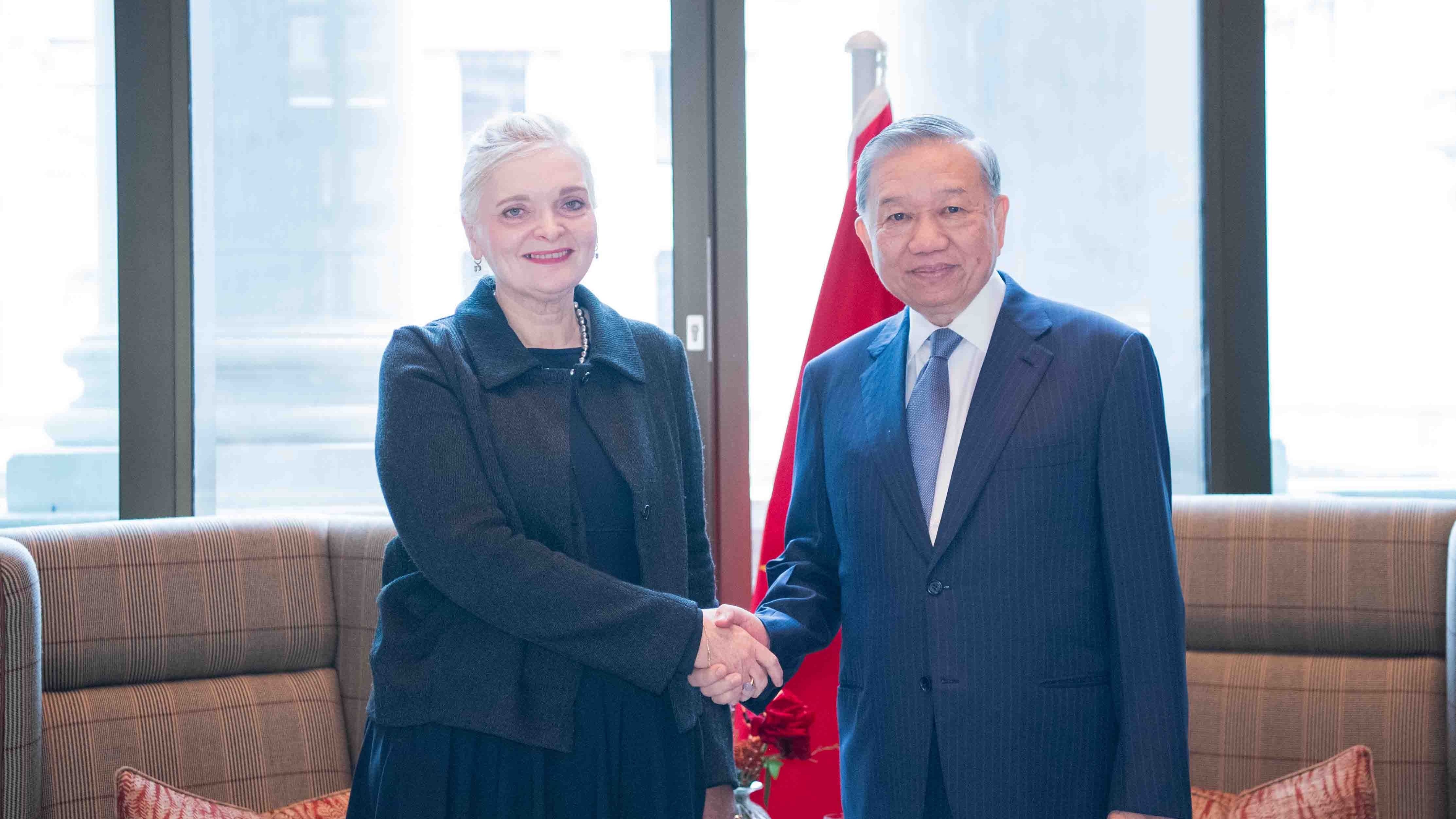 Party chief To Lam receives leading UK corporations, urges Rolls-Royce to expedite the establishment of an engine maintenance centre in Vietnam