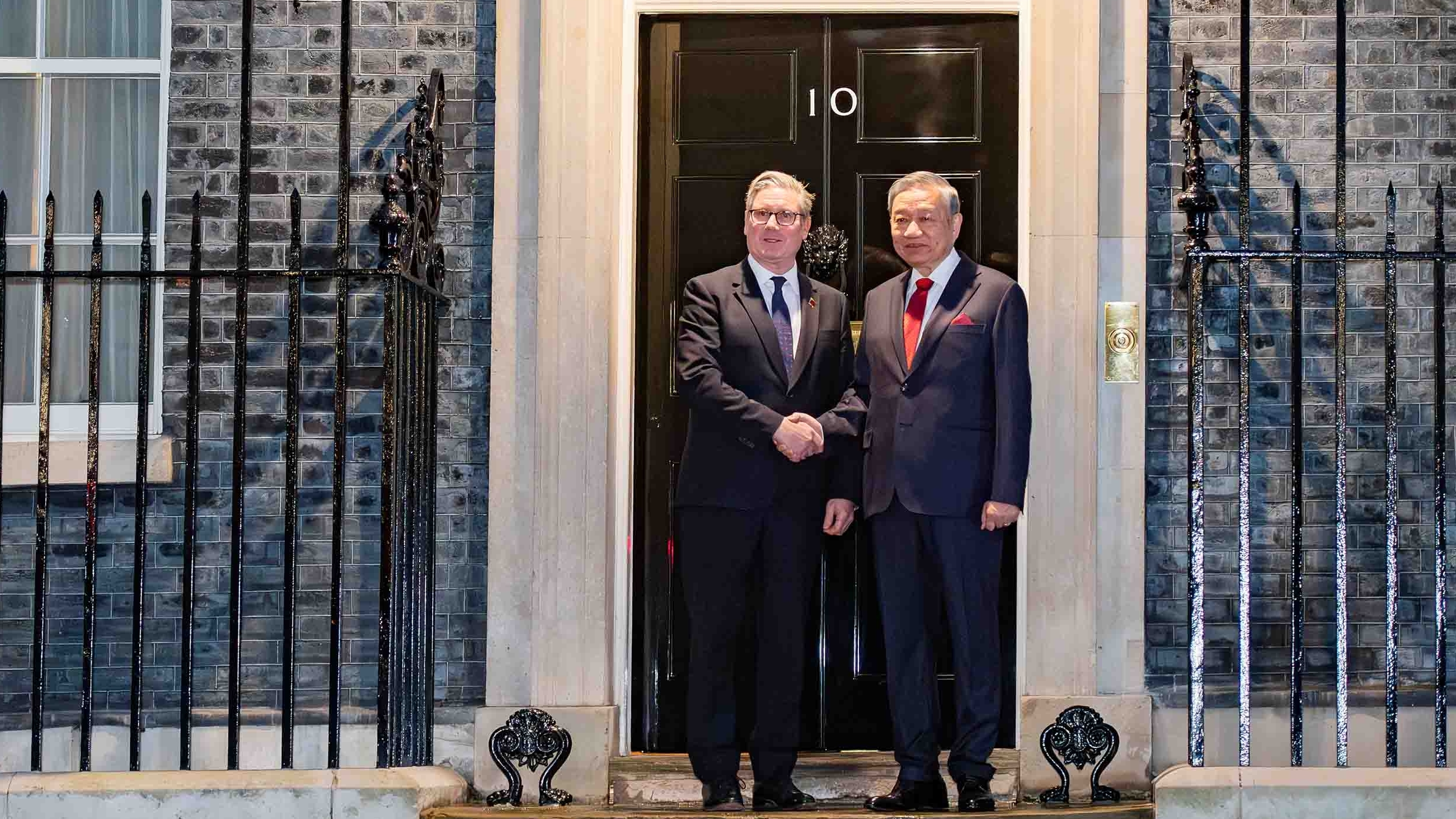 UK Prime Minister Keir Starmer welcomes and holds talks with General Secretary To Lam