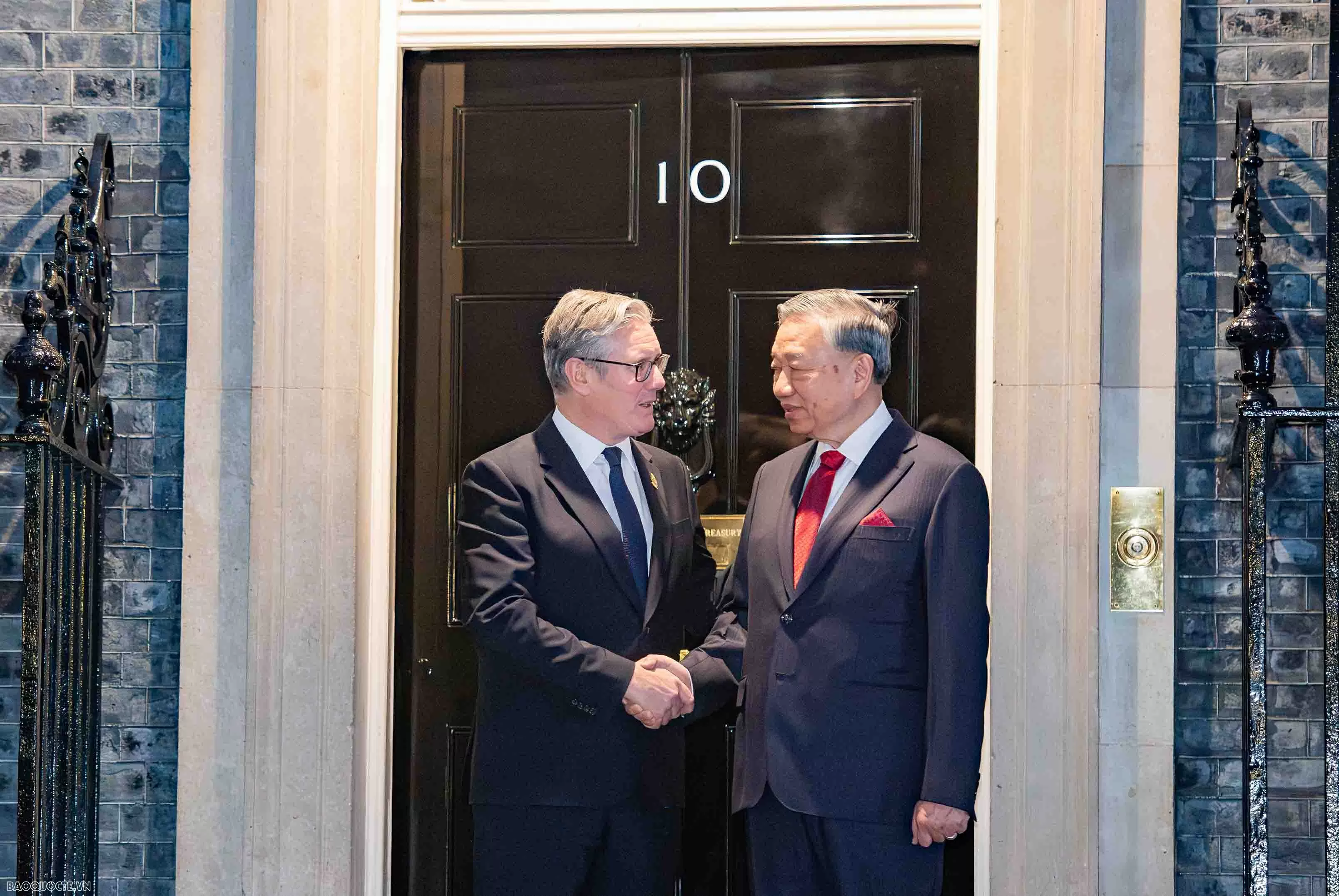 UK Prime Minister Keir Starmer welcomes and holds talks with General Secretary To Lam