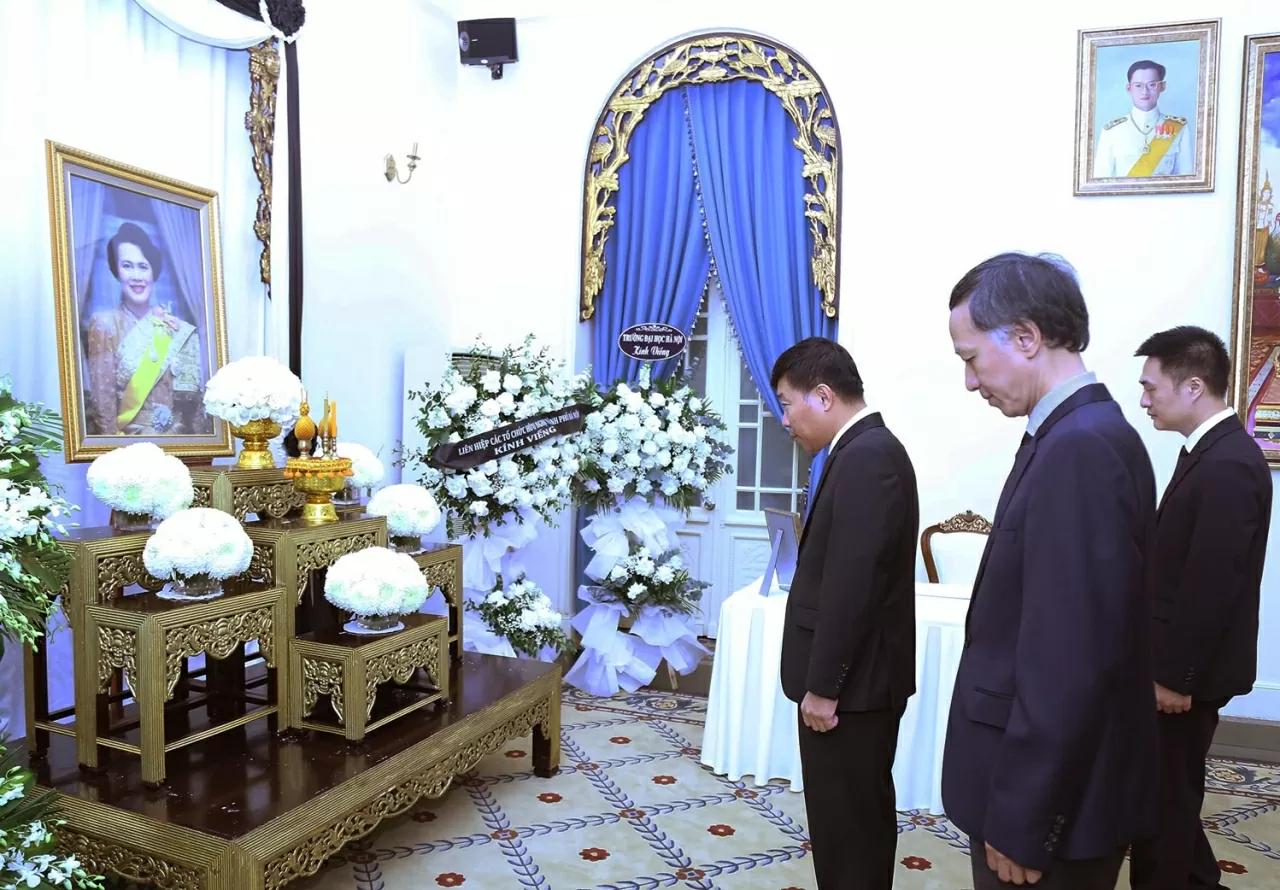 Deputy FM Nguyen Manh Cuong pays tribute and signs condolence book for Thailand's Queen Mother Sirikit