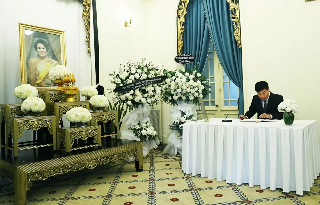 Deputy FM Nguyen Manh Cuong pays tribute and signs condolence book for Thailand's Queen Mother Sirikit