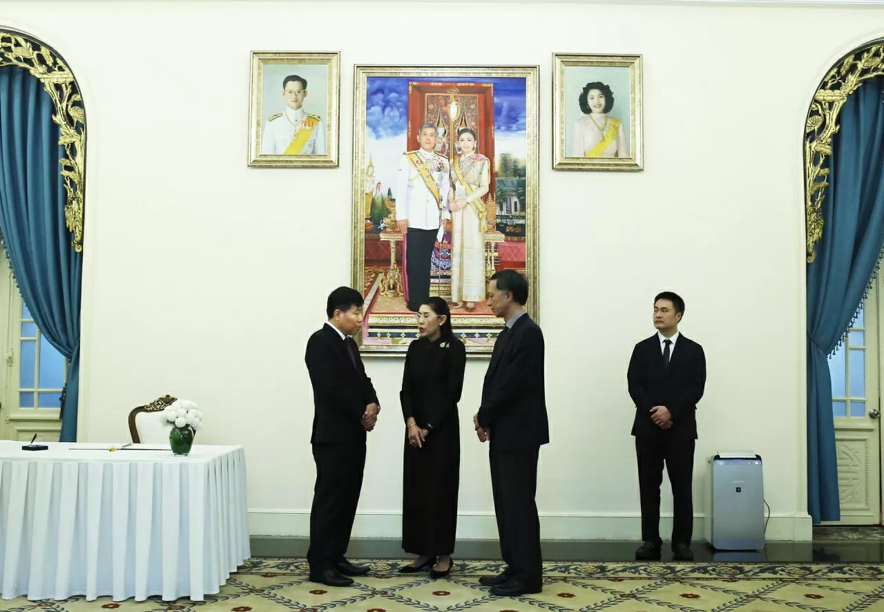 Deputy FM Nguyen Manh Cuong pays tribute and signs condolence book for Thailand's Queen Mother Sirikit