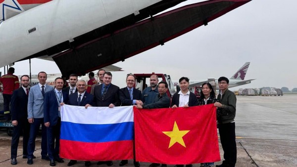 Russia provides emergency aids to people affected by natural disasters in Central Viet Nam