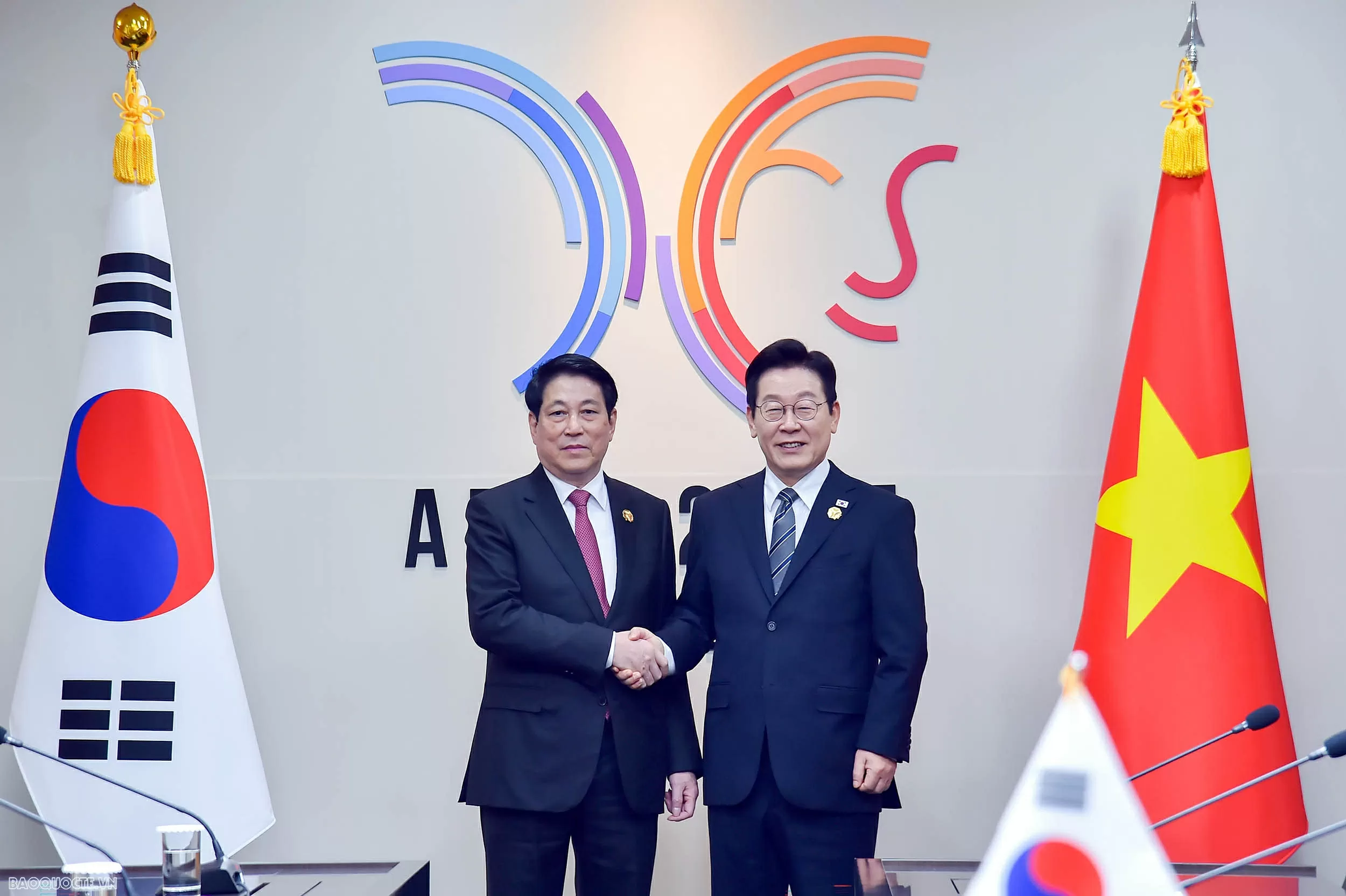 President Luong Cuong holds talks with Korean President in Gyeongju city