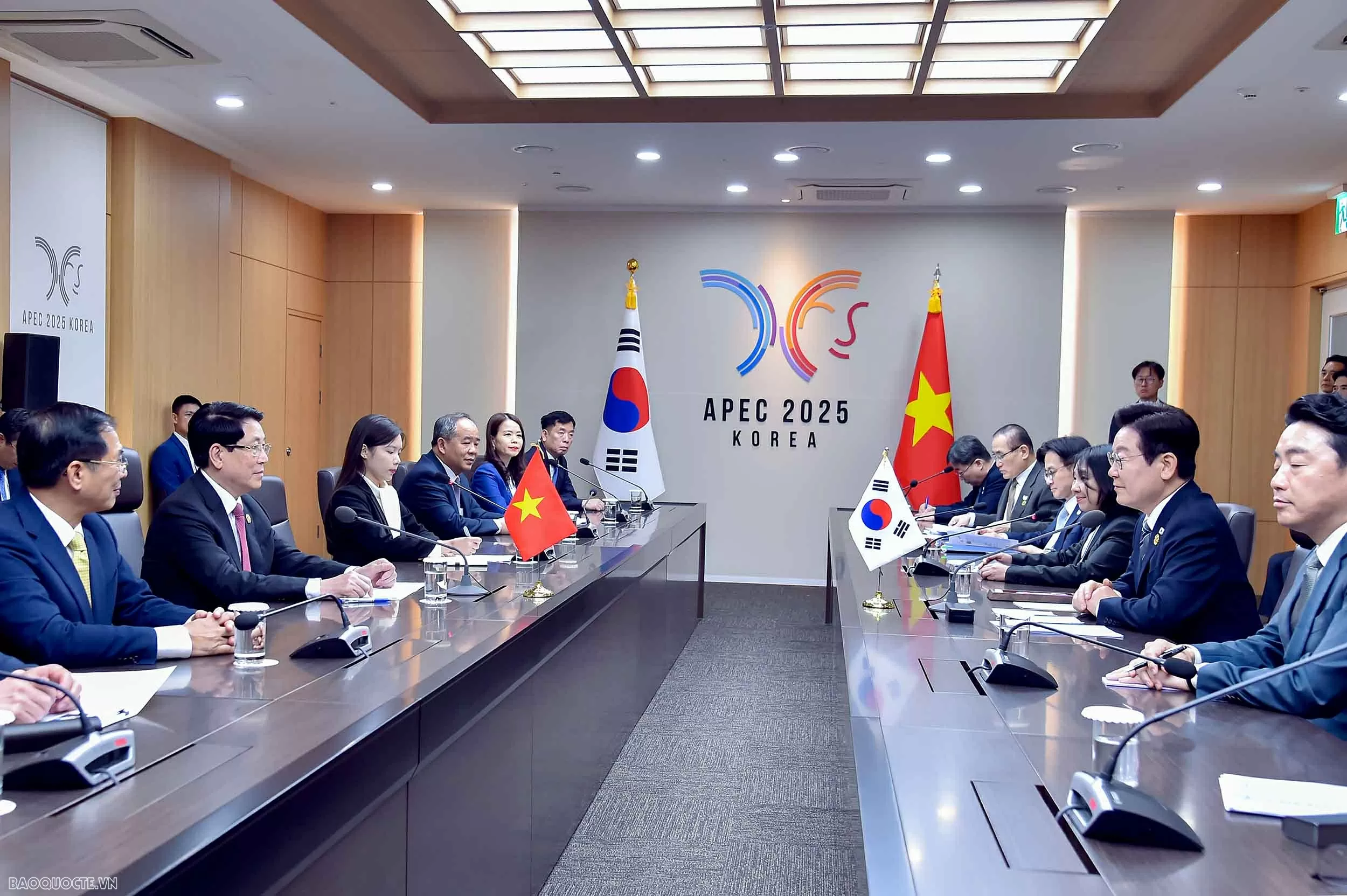 President Luong Cuong holds talks with Korean President in Gyeongju city