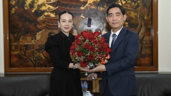 Ambassador Pham Viet Hung meets with President of the Football Association of Thailand