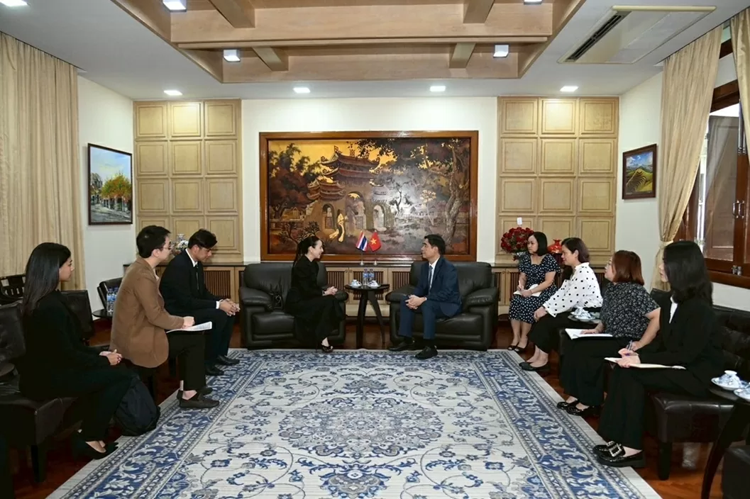 Ambassador Pham Viet Hung meets with President of the Football Association of Thailand