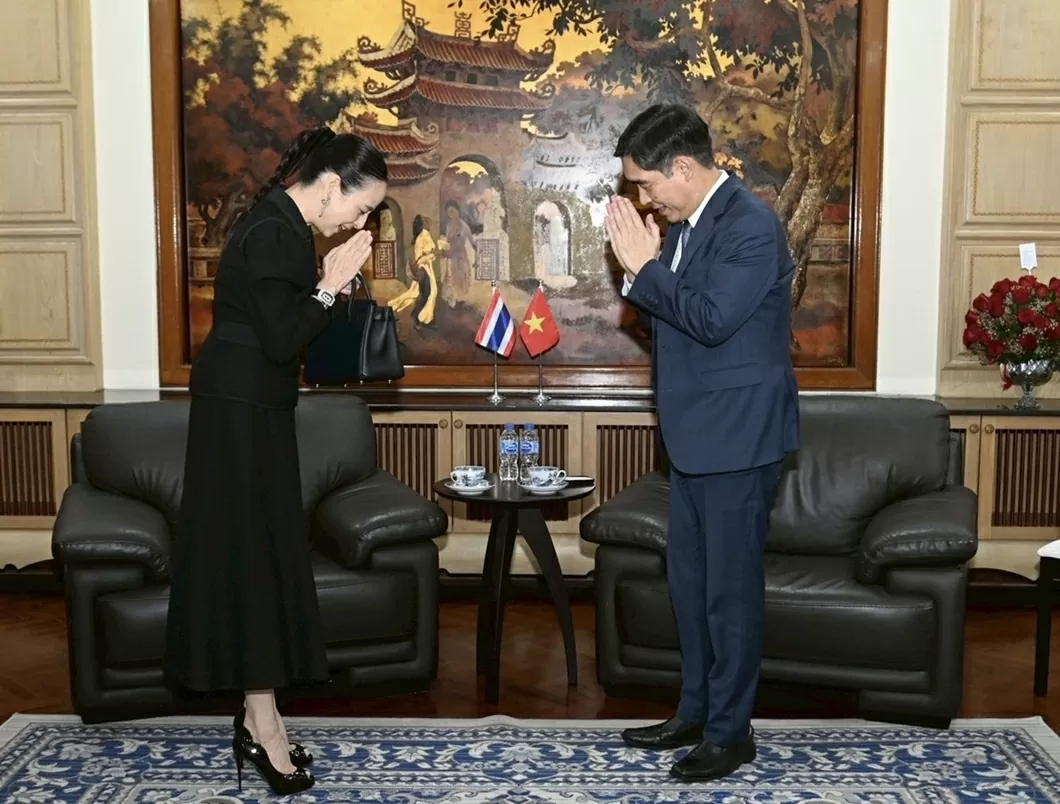 Ambassador Pham Viet Hung meets with President of the Football Association of Thailand