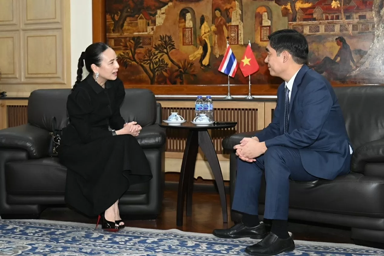 Ambassador Pham Viet Hung meets with President of the Football Association of Thailand