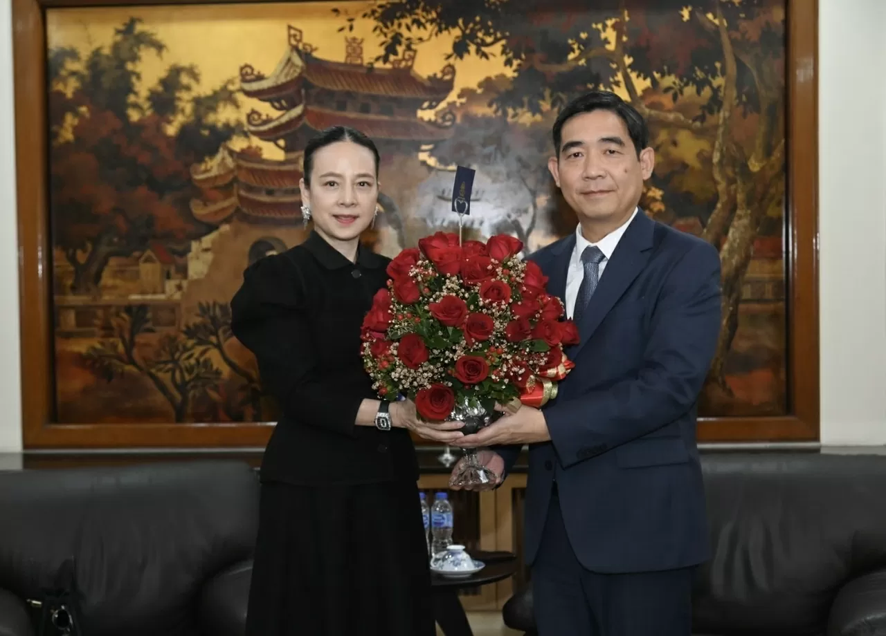 Ambassador Pham Viet Hung meets with President of the Football Association of Thailand