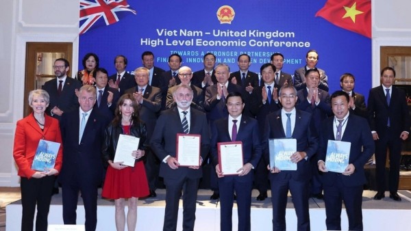 Party chief To Lam attends Vietnam–UK High-level Economic Conference, witnesses signing of cooperation agreements