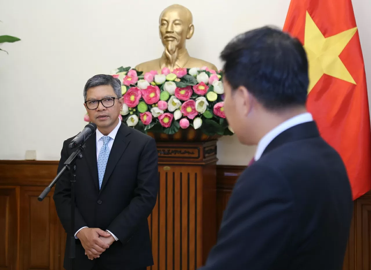 Deputy Foreign Minister presents Friendship Order to Indonesian Ambassador Denny Abdi