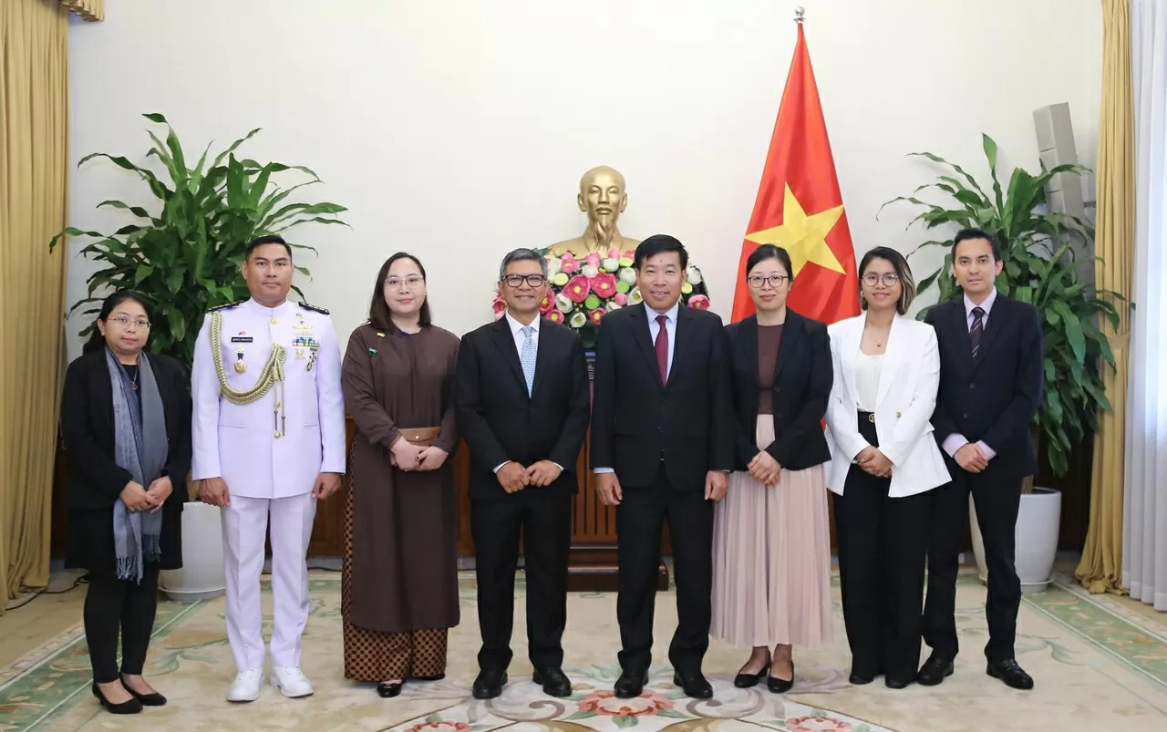 Deputy Foreign Minister presents Friendship Order to Indonesian Ambassador Denny Abdi