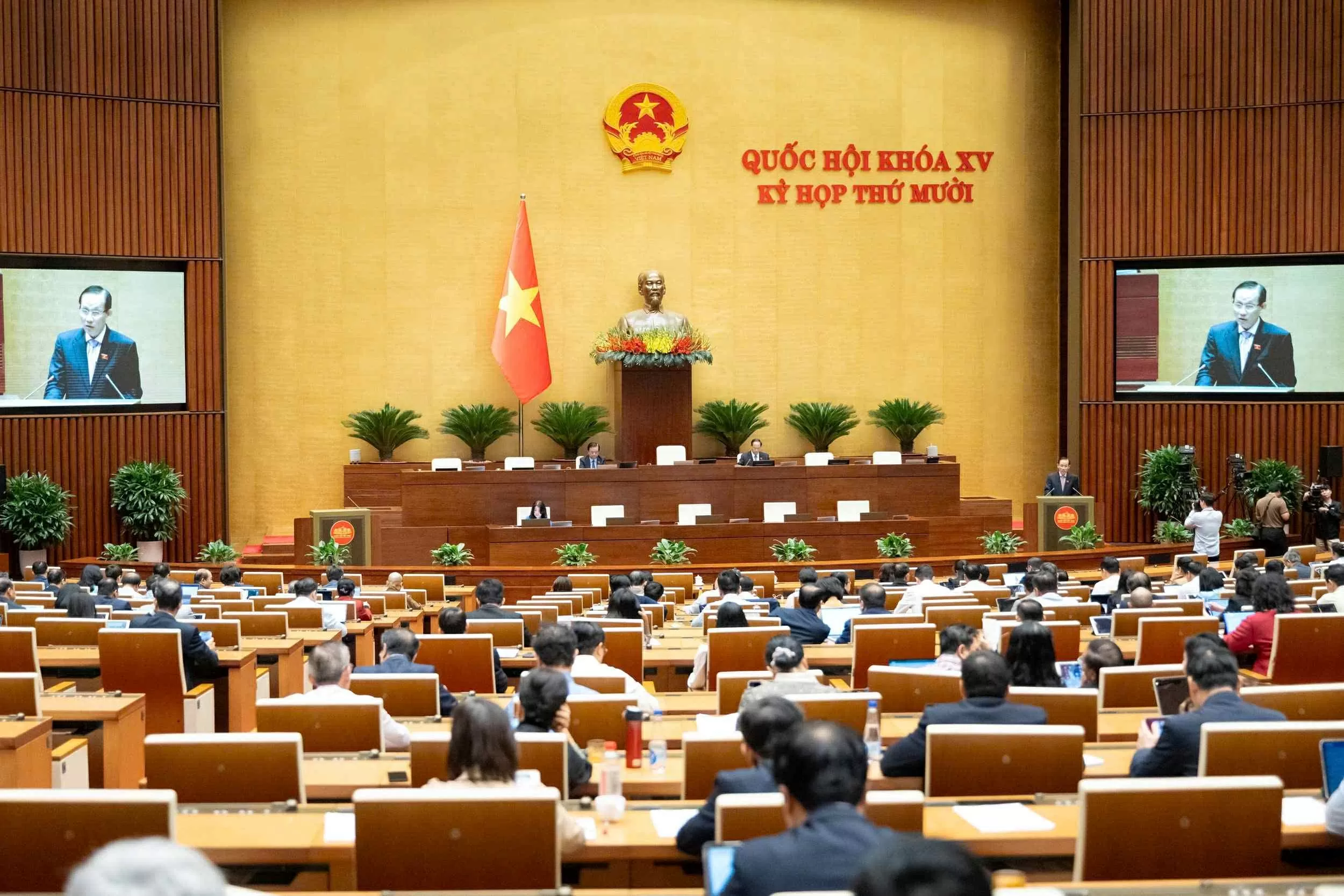 Bí thư Trung ương Đảng, Bộ trưởng Ngoại giao Lê Hoài Trung báo cáo Quốc hội về dự án Luật sửa đổi, bổ sung một số điều của Luật Điều ước quốc tế