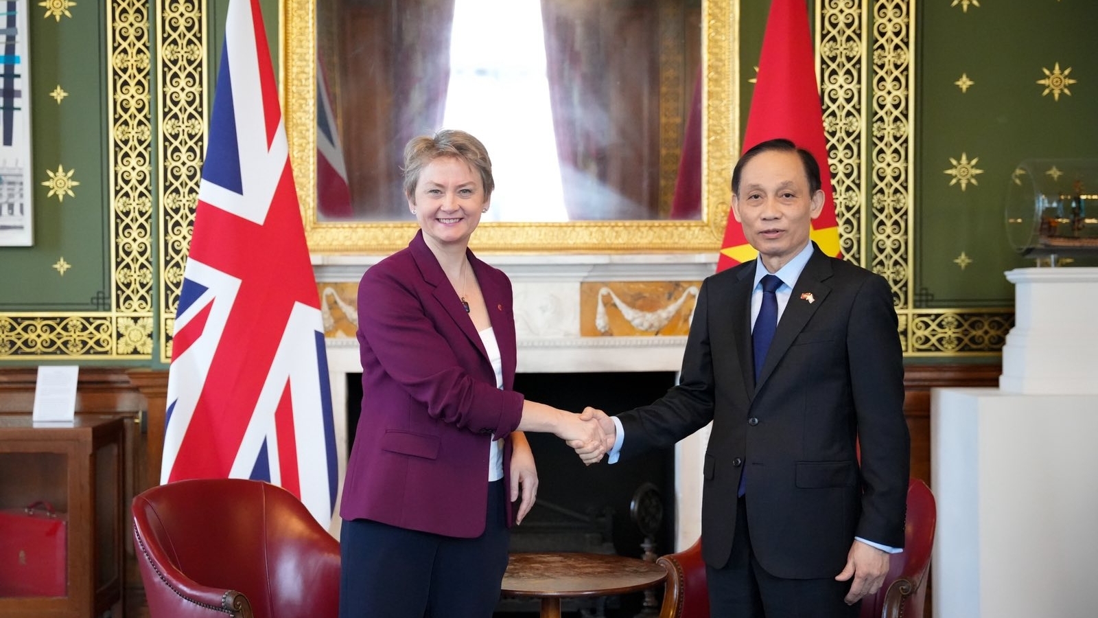 Foreign Minister Le Hoai Trung meets UK counterpart Yvette Cooper
