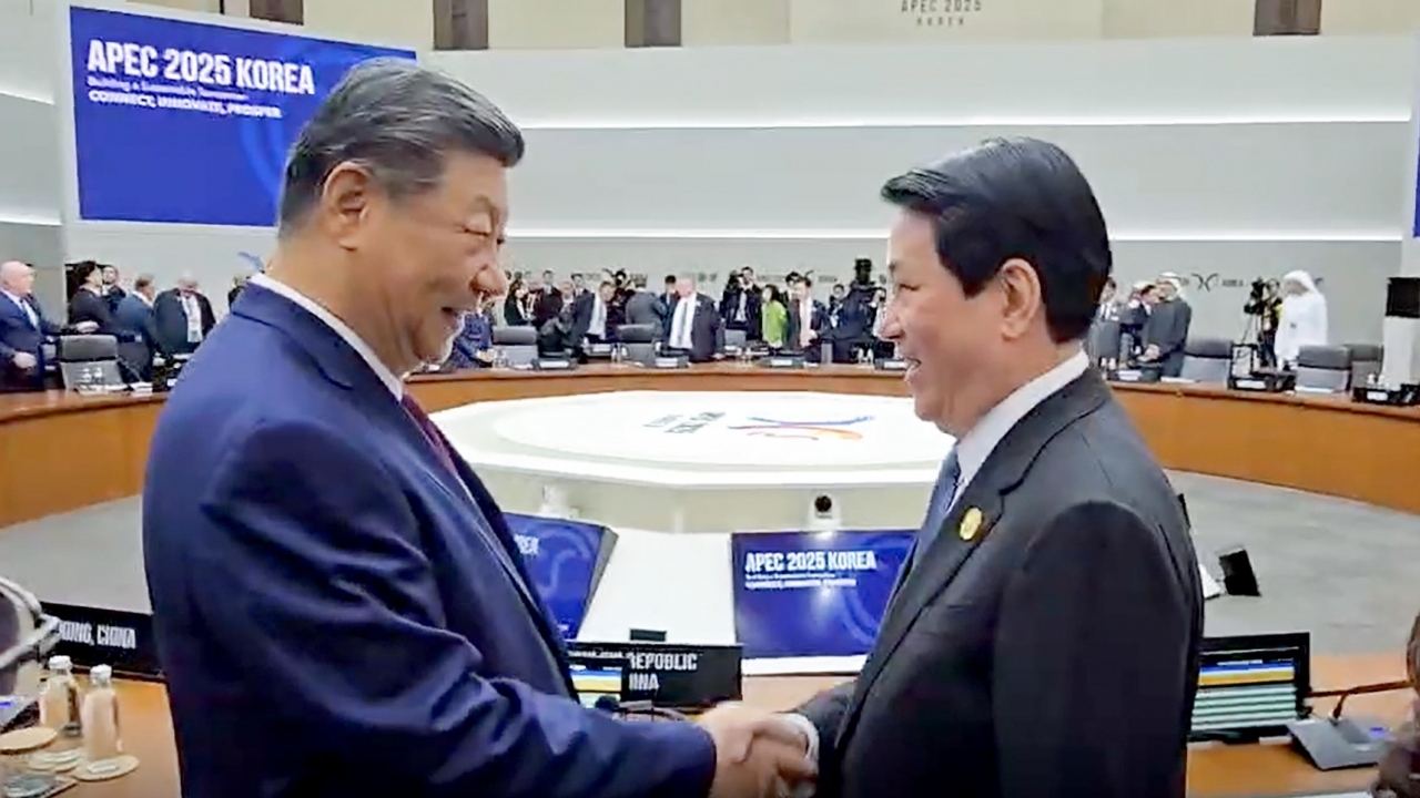 State President Luong Cuong meets Chinese President Xi Jinping on APEC 2025 sidelines