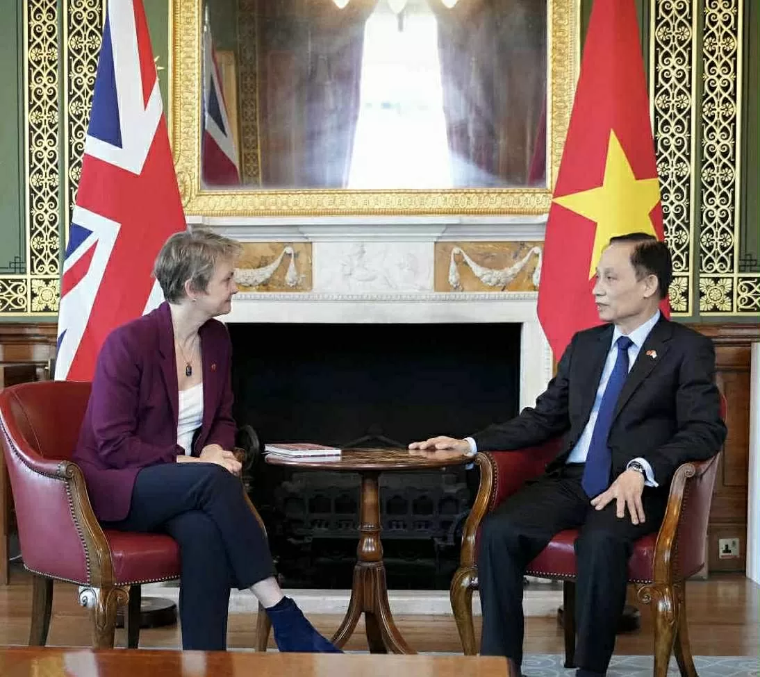 Foreign Minister Le Hoai Trung meets UK counterpart Yvette Cooper